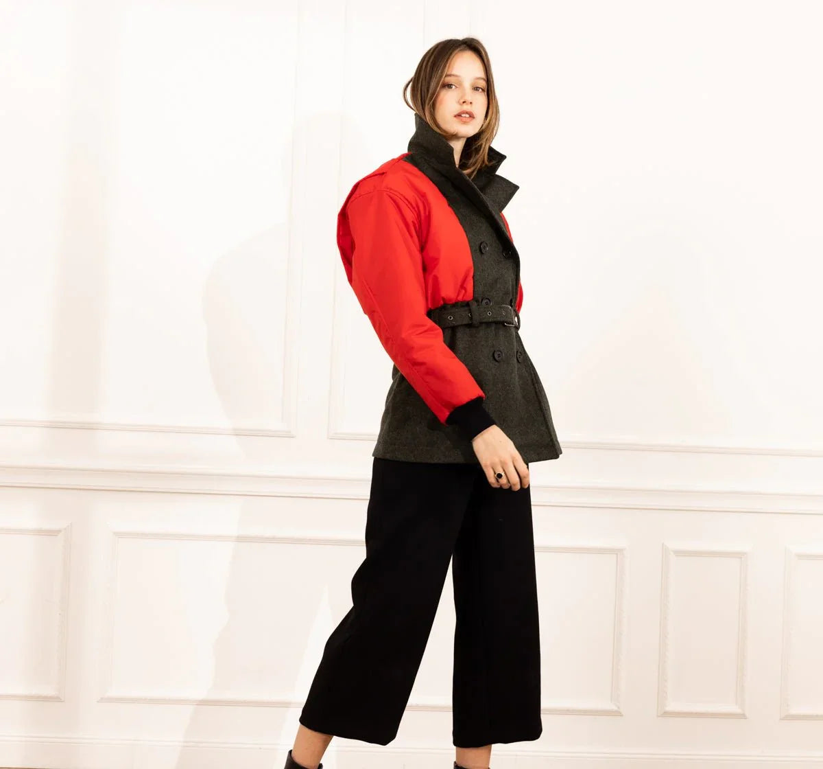 Découvrez la veste doudoune femme SLYDOXA, un incontournable alliant élégance et confort. En laine et parka de haute qualité, cette doudoune vous offre une isolation optimale pour affronter les frimas de l’hiver tout en garantissant un style chic et contemporain. Fabriquée en France, elle met en avant notre savoir-faire français et l'utilisation de matières nobles. Parfaite pour toutes les occasions, cette doudoune manteau est conçue pour vous garder bien au chaud tout en ajoutant une touche sophistiquée