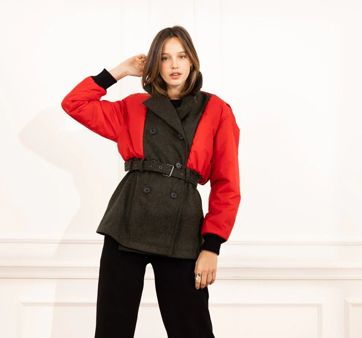 Découvrez la veste doudoune femme SLYDOXA, un incontournable alliant élégance et confort. En laine et parka de haute qualité, cette doudoune vous offre une isolation optimale pour affronter les frimas de l’hiver tout en garantissant un style chic et contemporain. Fabriquée en France, elle met en avant notre savoir-faire français et l'utilisation de matières nobles. Parfaite pour toutes les occasions, cette doudoune manteau est conçue pour vous garder bien au chaud tout en ajoutant une touche sophistiquée