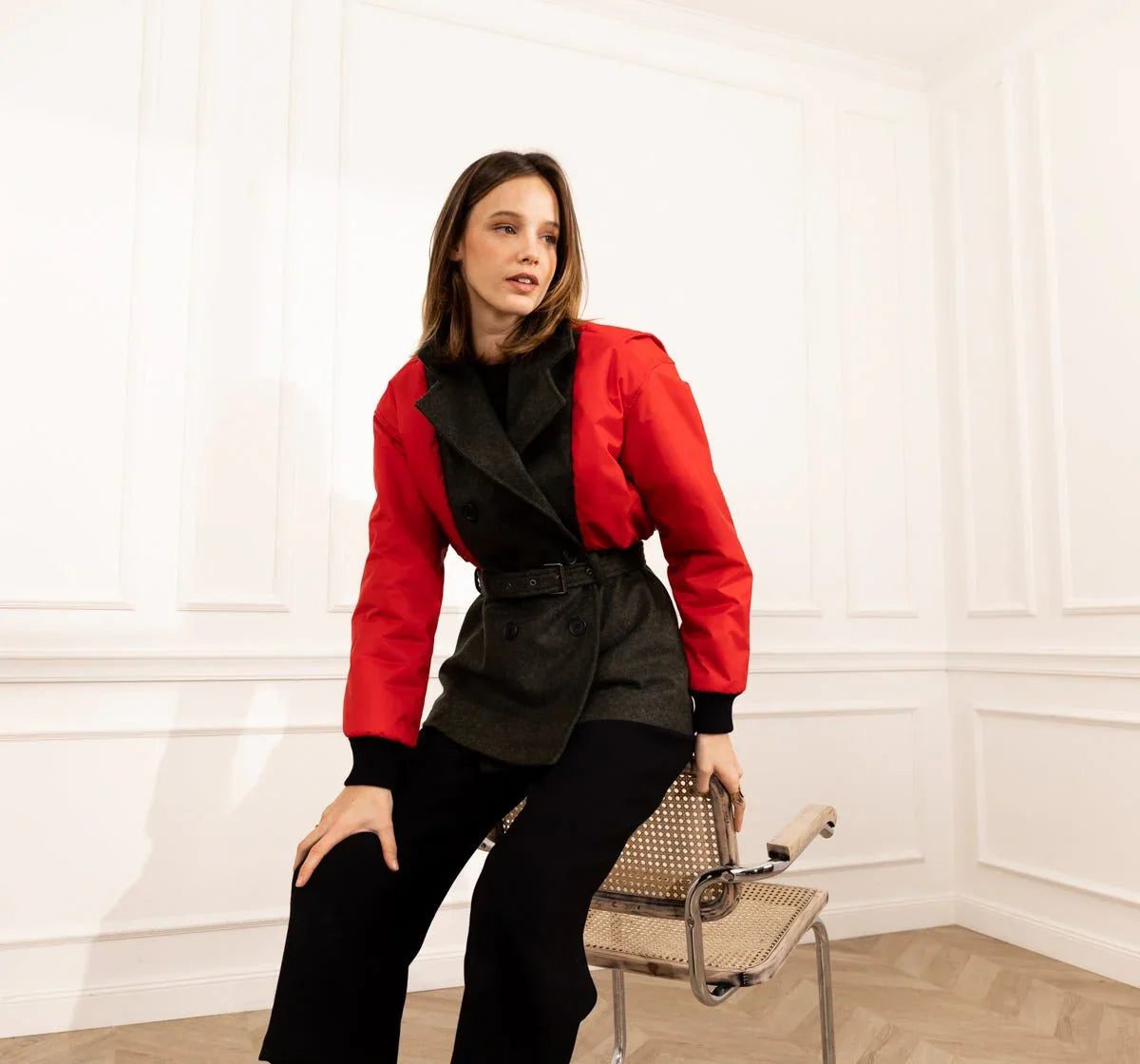 Découvrez la veste doudoune femme SLYDOXA, un incontournable alliant élégance et confort. En laine et parka de haute qualité, cette doudoune vous offre une isolation optimale pour affronter les frimas de l’hiver tout en garantissant un style chic et contemporain. Fabriquée en France, elle met en avant notre savoir-faire français et l'utilisation de matières nobles. Parfaite pour toutes les occasions, cette doudoune manteau est conçue pour vous garder bien au chaud tout en ajoutant une touche sophistiquée