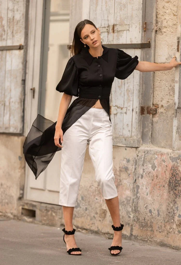 Chemise Tunique Luxe ERGON
Une Épitomé de Féminité et d'Élégance
Découvrez la chemise tunique de créateur luxe ERGON, une pièce incontournable qui célèbre la féminité sous toutes ses formes. Avec sa teinte noir intemporelle, cette tunique allie sophistication et confort. Confectionnée en France, elle se distingue par son mélange de matières raffiné, mettant en avant une fusion parfaite entre mode contemporaine et élégance intemporelle. Crêpe de Satin & Georgette de Soie