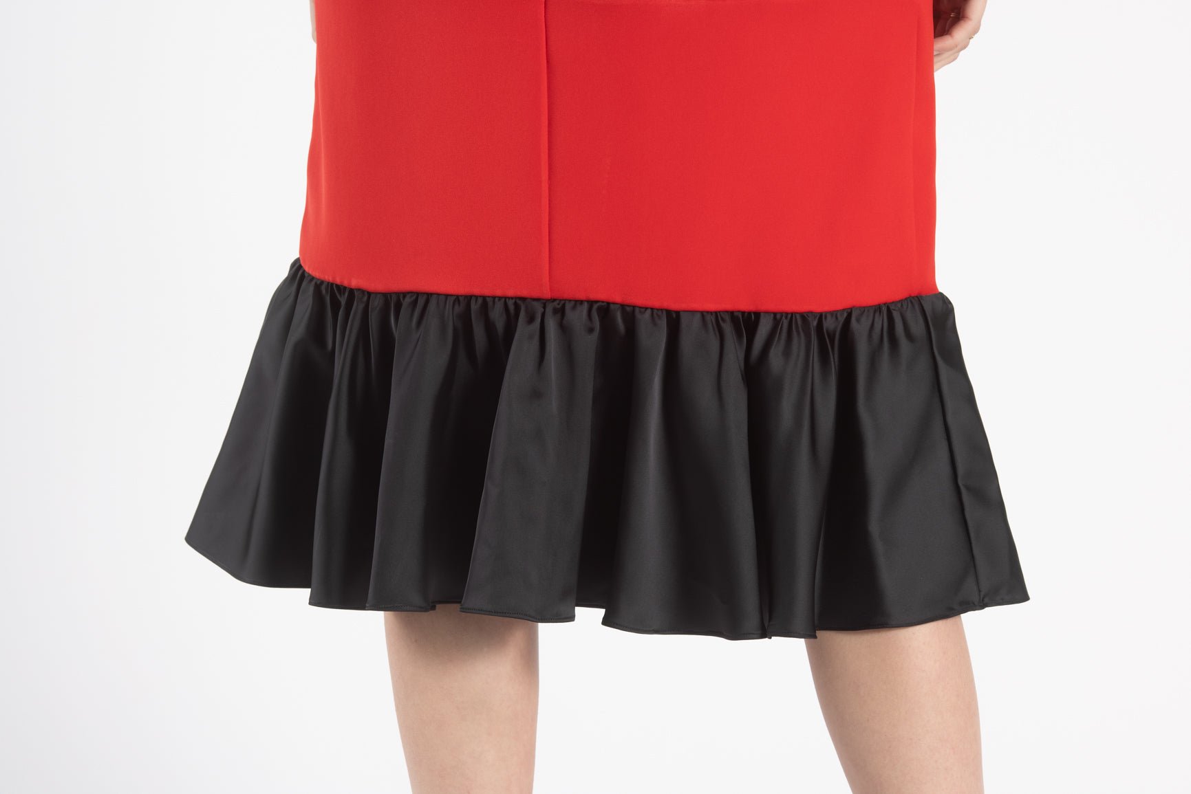 Robe Habillée ECTER - Élégance Intemporelle et Vibrante
Découvrez la robe cocktail ECTER, conçue pour la femme active qui recherche un style intemporel et coloré. Cette pièce unique met en valeur votre féminité tout en affirmant votre singularité. Fabriquée en France, vous avez l'assurance d'une robe en série limitée, voire unique.