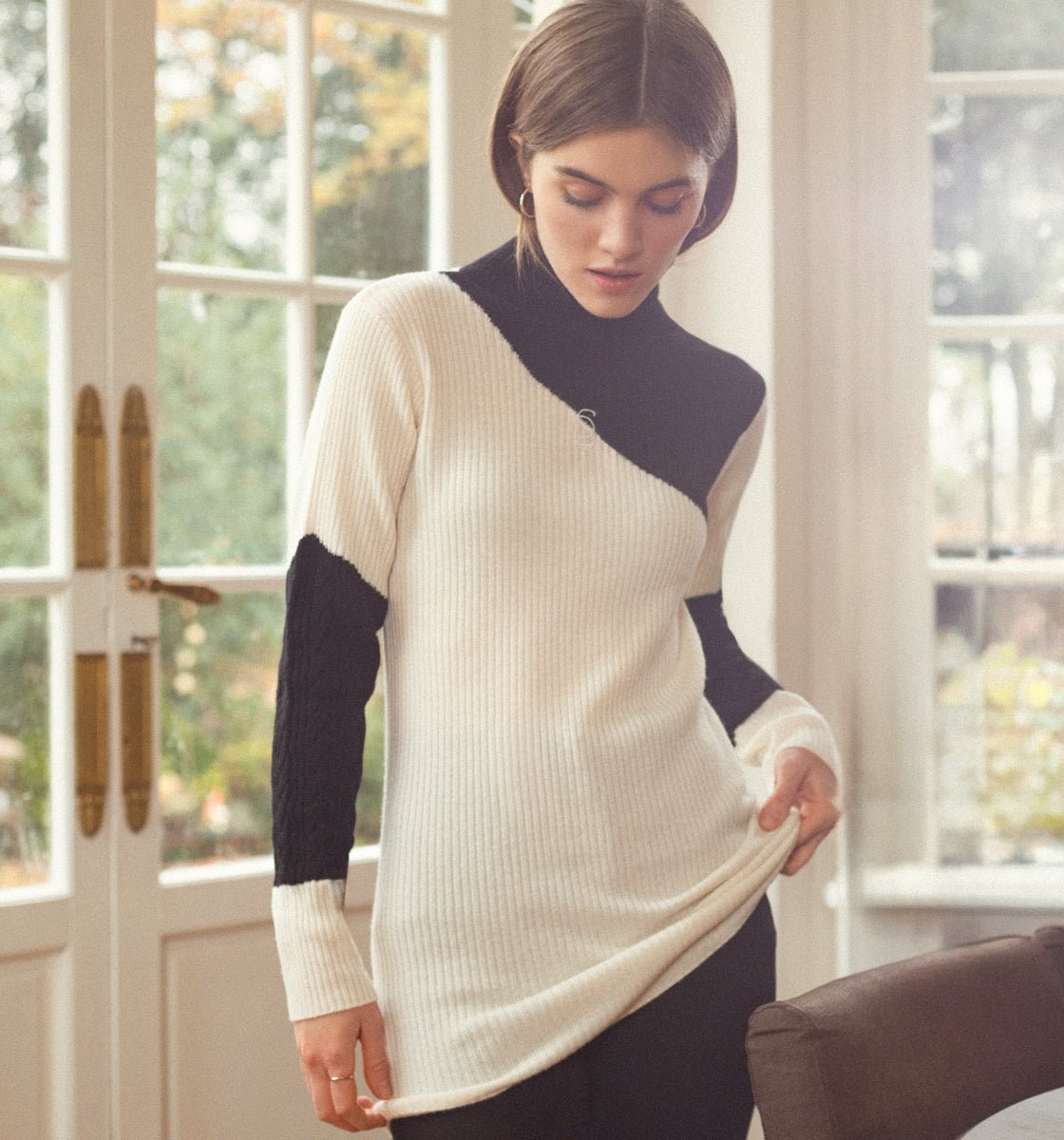 Découvrez notre pull bicolore femme en laine et cachemire, alliant confort et style à la perfection. Fabriqué avec des matériaux de haute qualité, ce pull doux et chaleureux est idéal pour les journées fraîches. Son design élégant et moderne en fait une pièce essentielle pour toutes les occasions, que ce soit au bureau ou lors d'une sortie décontractée. Optez pour l'élégance intemporelle avec notre pull bicolore, véritable expression du savoir-faire français