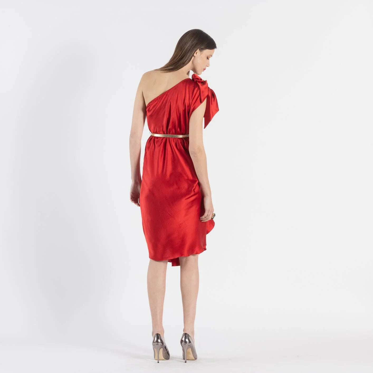 La robe SLY,
Élégante et sophistiquée, cette robe de cocktail rouge se distingue par son design asymétrique et sa composition en 100% soie naturelle, offrant un confort inégalé et une allure chic. Parfaite pour des occasions spéciales telles que des fêtes ou des événements formels, elle mettra en valeur votre silhouette tout en apportant une touche de modernité à votre garde-robe