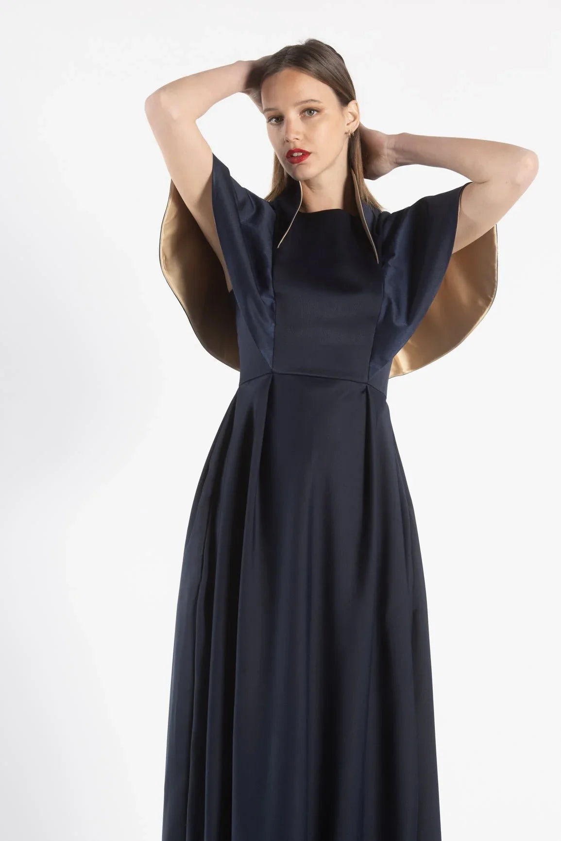 Robe Couture Noomiy - Élégance et Glamour
Découvrez notre robe habillée couture Noomiy, une pièce qui incarne le luxe féminin avec une touche très glamour. Cette robe majestueuse, inspirée de l'architecture baroque et néo-classique du château de Versailles, présente une teinte bleue marine évoquant la toiture en ardoise du Château, tandis que son revers rappelle les dorures omniprésentes à Versailles. Vous serez radieuse lors d'une soirée, d'une cérémonie ou d'un gala dans cette création unique