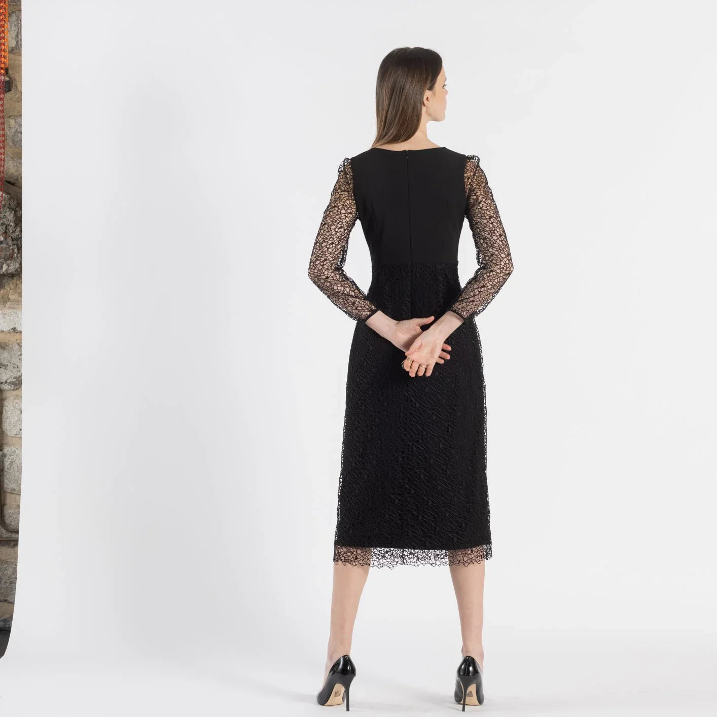 Découvrez la robe DORCAS de SLYDOXA, une pièce maîtresse du luxe. Cette robe noire à manches longues, confectionnée en crêpe et en dentelle Spider, incarne le chic et l'élégance. Sa coupe simple mais raffinée en fait le choix parfait pour des occasions spéciales comme des soirées, mariages ou cocktails.
Ajoutez cette magnifique robe à votre garde-robe