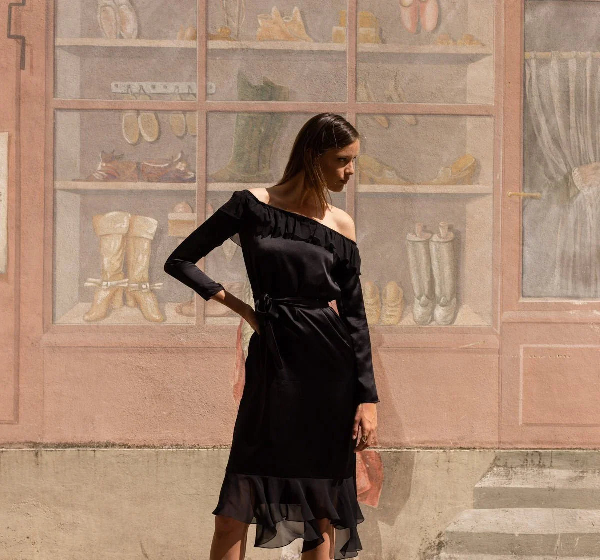 Robe NIFAL - Chic et Élégance en 100% Soie
Découvrez la robe de créateur luxe, une pièce qui incarne la simplicité chic. Confectionnée en 100% soie, son aspect soyeux et la transparence du crêpe Georgette lui confèrent une allure irrésistible. Parfaite pour vos petites sorties, cette robe allie raffinement et style intemporel.