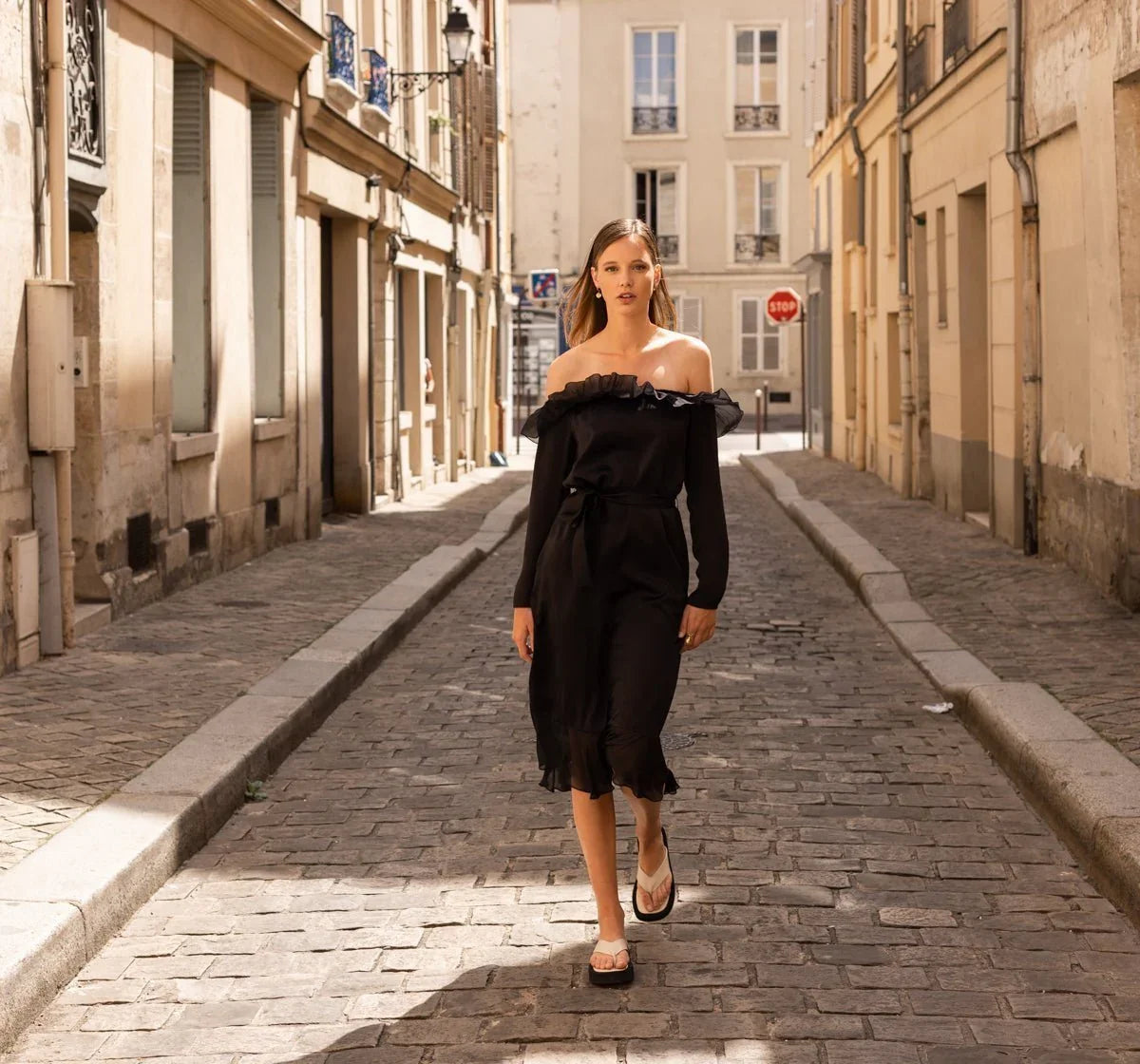 Robe NIFAL - Chic et Élégance en 100% Soie
Découvrez la robe de créateur luxe, une pièce qui incarne la simplicité chic. Confectionnée en 100% soie, son aspect soyeux et la transparence du crêpe Georgette lui confèrent une allure irrésistible. Parfaite pour vos petites sorties, cette robe allie raffinement et style intemporel.