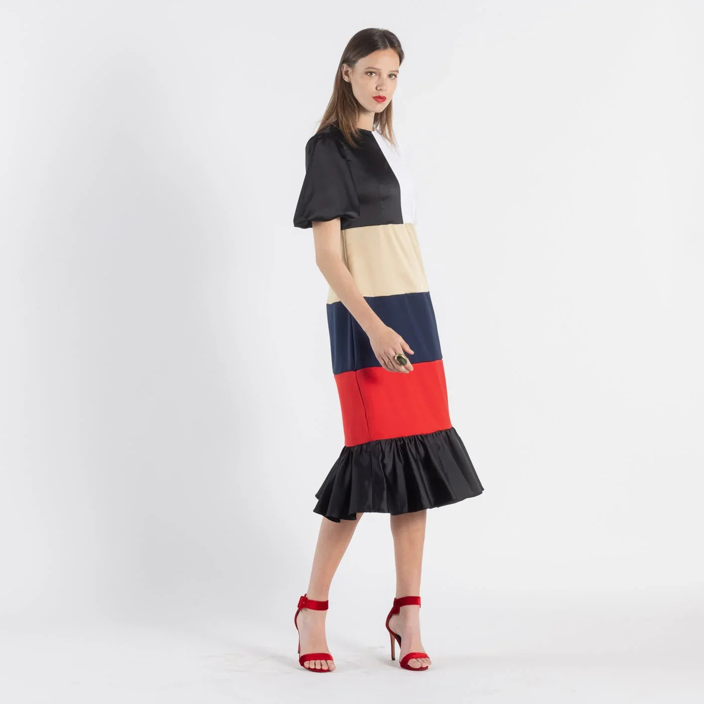 Robe Habillée ECTER - Élégance Intemporelle et Vibrante
Découvrez la robe cocktail ECTER, conçue pour la femme active qui recherche un style intemporel et coloré. Cette pièce unique met en valeur votre féminité tout en affirmant votre singularité. Fabriquée en France, vous avez l'assurance d'une robe en série limitée, voire unique.