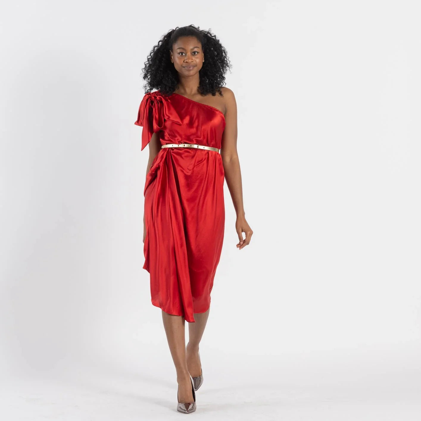 La robe SLY,
Élégante et sophistiquée, cette robe de soirée cocktail rouge se distingue par son design asymétrique et sa composition en 100% soie naturelle, offrant un confort inégalé et une allure chic. Parfaite pour des occasions spéciales telles que des fêtes ou des événements formels, elle mettra en valeur votre silhouette tout en apportant une touche de modernité à votre garde-robe