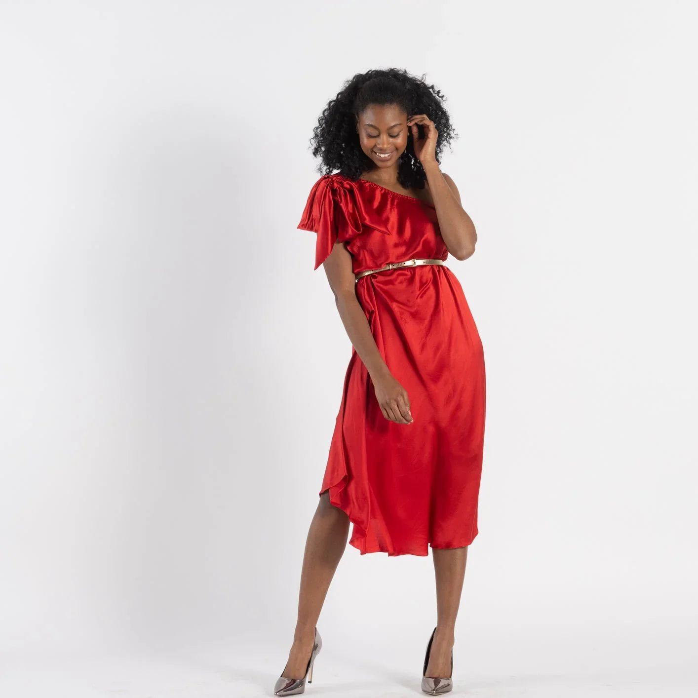 La robe SLY,
Élégante et sophistiquée, cette robe de soirée cocktail rouge se distingue par son design asymétrique et sa composition en 100% soie naturelle, offrant un confort inégalé et une allure chic. Parfaite pour des occasions spéciales telles que des fêtes ou des événements formels, elle mettra en valeur votre silhouette tout en apportant une touche de modernité à votre garde-robe