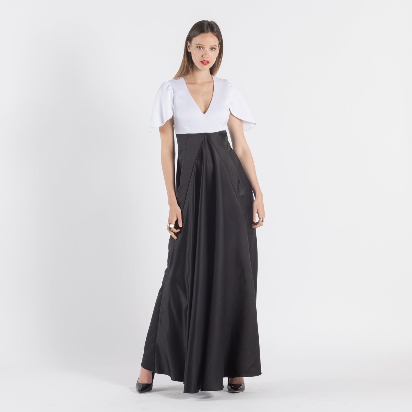 Adoptez la robe longue ANNE en crêpe de satin noir et blanc, idéale pour toutes les occasions. Que ce soit pour un cocktail, une soirée chic ou un mariage, cette robe de créateur allie style et confort. Avec son design raffiné, vous serez rayonnante et prête à faire sensation à chaque événement. Ajoutez une touche de luxe à votre garde-robe avec la robe ANNE !