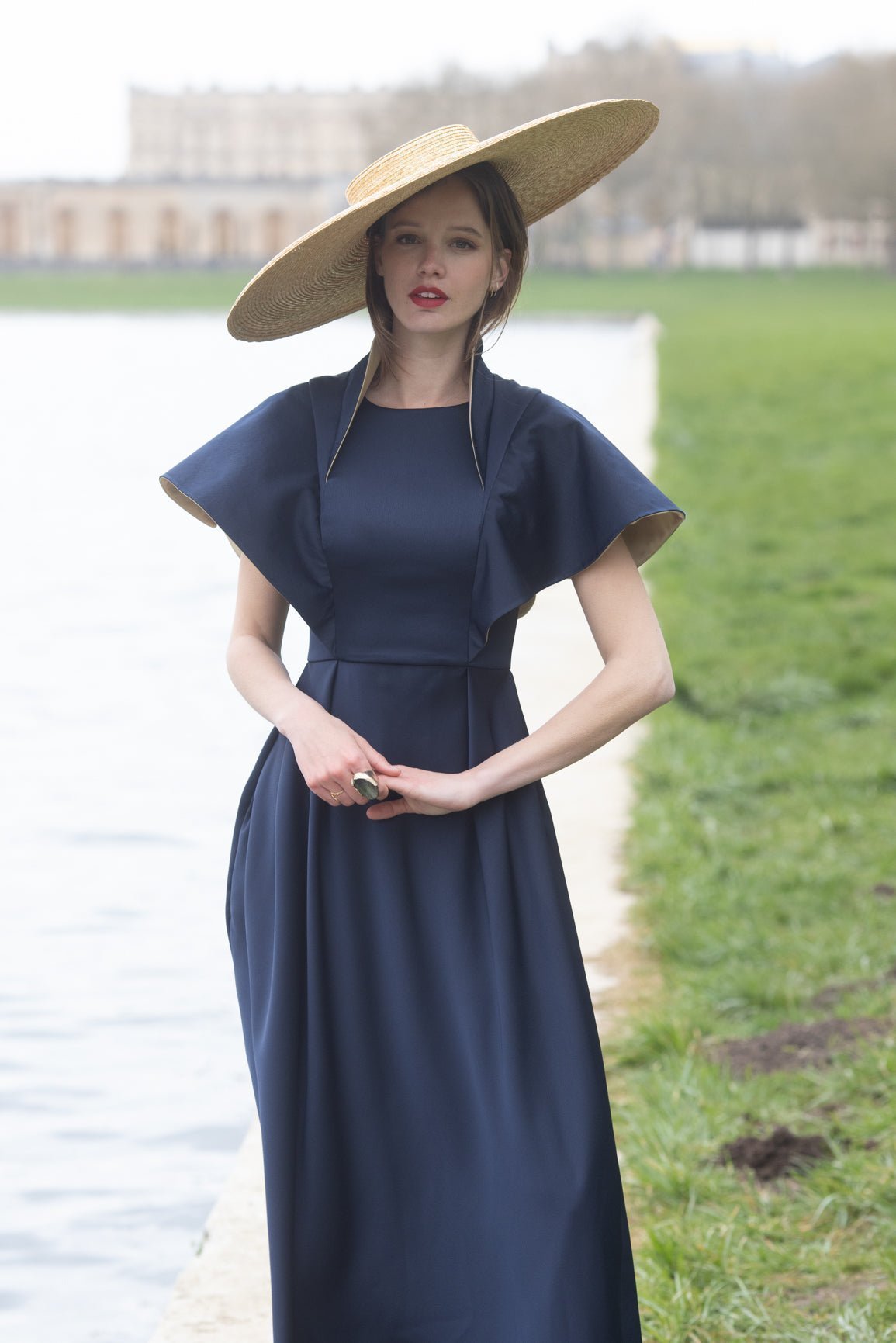 Robe Couture Noomiy - Élégance et Glamour
Découvrez notre robe habillée couture Noomiy, une pièce qui incarne le luxe féminin avec une touche très glamour. Cette robe majestueuse, inspirée de l'architecture baroque et néo-classique du château de Versailles, présente une teinte bleue marine évoquant la toiture en ardoise du Château, tandis que son revers rappelle les dorures omniprésentes à Versailles. Vous serez radieuse lors d'une soirée, d'une cérémonie ou d'un gala dans cette création unique