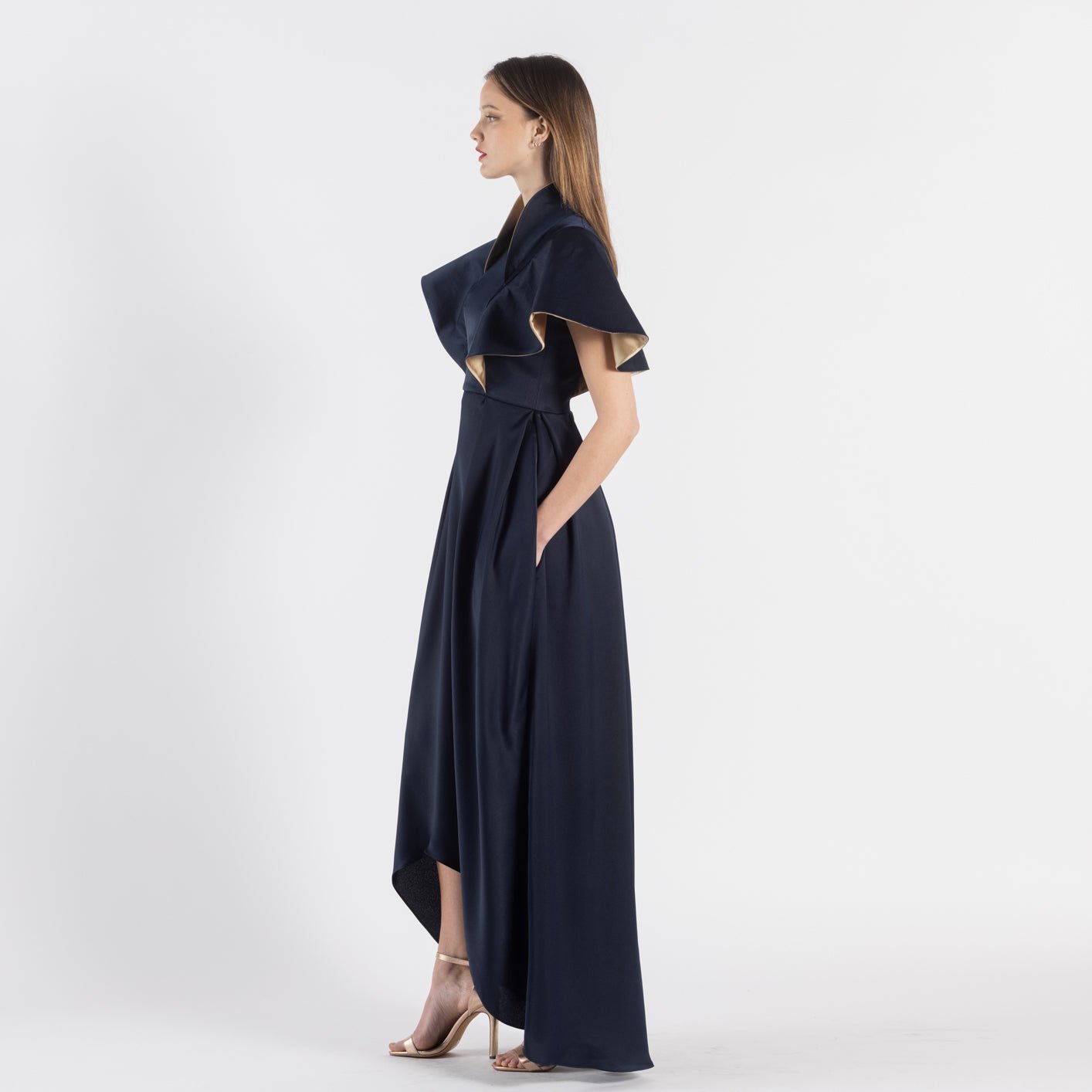 Robe Couture Noomiy - Élégance et Glamour
Découvrez notre robe habillée couture Noomiy, une pièce qui incarne le luxe féminin avec une touche très glamour. Cette robe majestueuse, inspirée de l'architecture baroque et néo-classique du château de Versailles, présente une teinte bleue marine évoquant la toiture en ardoise du Château, tandis que son revers rappelle les dorures omniprésentes à Versailles. Vous serez radieuse lors d'une soirée, d'une cérémonie ou d'un gala dans cette création unique