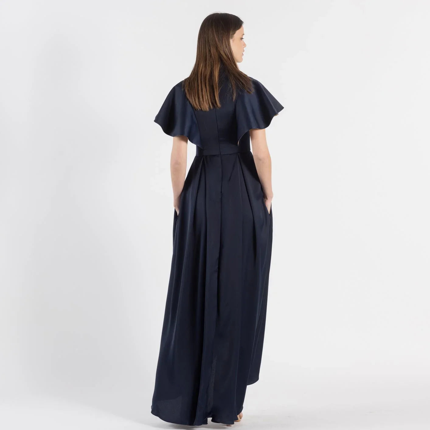 Robe Couture Noomiy - Élégance et Glamour
Découvrez notre robe habillée couture Noomiy, une pièce qui incarne le luxe féminin avec une touche très glamour. Cette robe majestueuse, inspirée de l'architecture baroque et néo-classique du château de Versailles, présente une teinte bleue marine évoquant la toiture en ardoise du Château, tandis que son revers rappelle les dorures omniprésentes à Versailles. Vous serez radieuse lors d'une soirée, d'une cérémonie ou d'un gala dans cette création unique