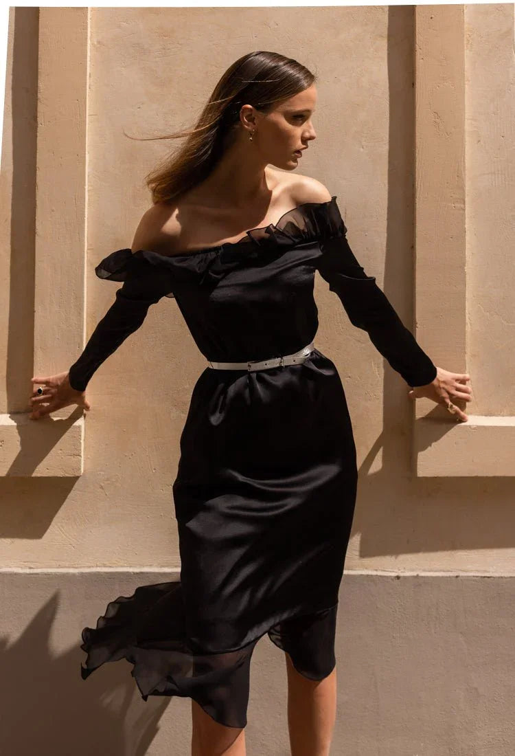 Robe NIFAL - Chic et Élégance en 100% Soie
Découvrez la robe de créateur luxe, une pièce qui incarne la simplicité chic. Confectionnée en 100% soie, son aspect soyeux et la transparence du crêpe Georgette lui confèrent une allure irrésistible. Parfaite pour vos petites sorties, cette robe allie raffinement et style intemporel.