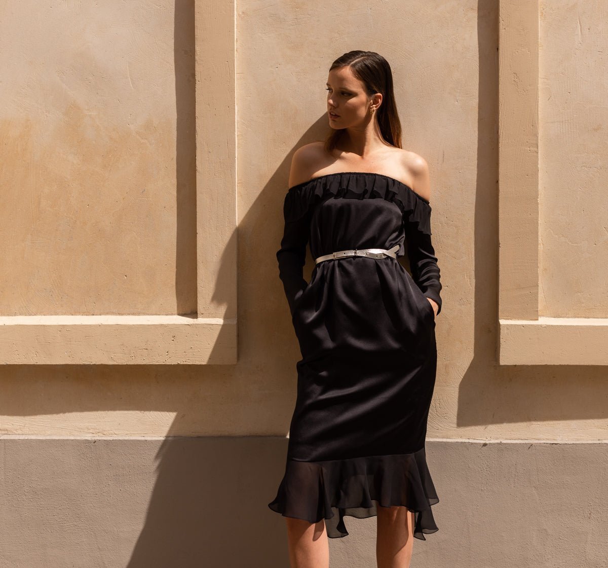 Robe NIFAL - Chic et Élégance en 100% Soie
Découvrez la robe de créateur luxe, une pièce qui incarne la simplicité chic. Confectionnée en 100% soie, son aspect soyeux et la transparence du crêpe Georgette lui confèrent une allure irrésistible. Parfaite pour vos petites sorties, cette robe allie raffinement et style intemporel.