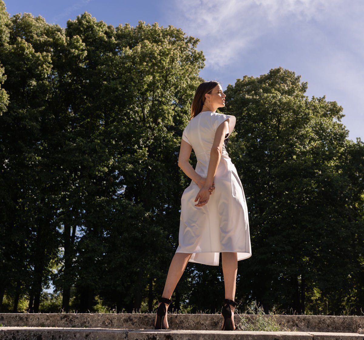 La robe PARAH, une création de créateur luxe en 100 % satin de coton. Contemporaine et intemporelle, cette robe allie élégance et simplicité pour s'adapter à toutes les occasions. Son aspect soyeux et raffiné offre un confort inégalé tout en garantissant une allure sophistiquée. Parfaite pour les événements chics ou les sorties décontractées, la robe PARAH est un essentiel de votre garde-robe. Optez pour cette pièce haut de gamme qui reflète le savoir-faire français et ajoutez une touche d'élégance durable