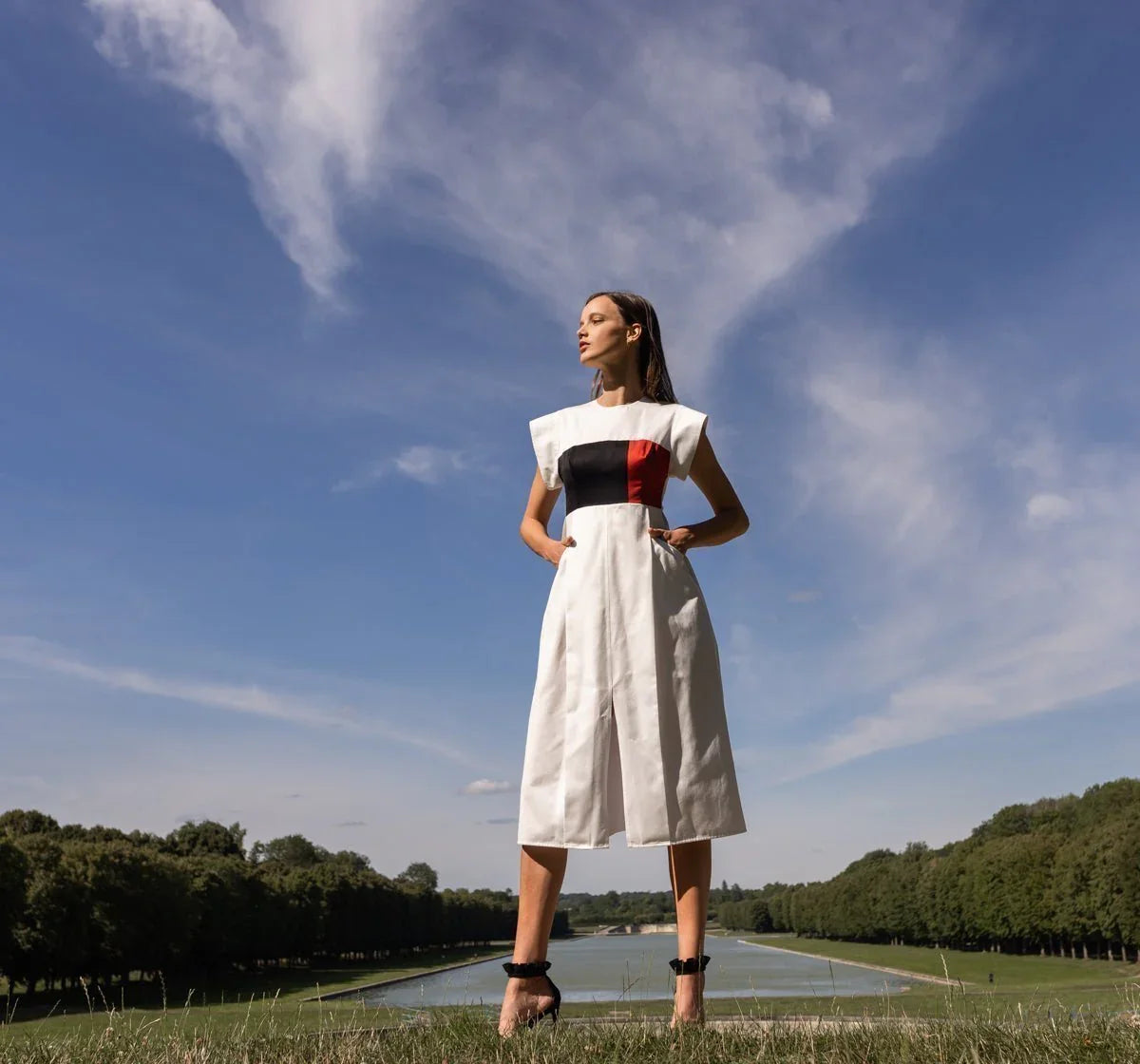 la robe PARAH, une création de créateur luxe en 100 % satin de coton. Contemporaine et intemporelle, cette robe allie élégance et simplicité pour s'adapter à toutes les occasions. Son aspect soyeux et raffiné offre un confort inégalé tout en garantissant une allure sophistiquée. Parfaite pour les événements chics ou les sorties décontractées, la robe PARAH est un essentiel de votre garde-robe. Optez pour cette pièce haut de gamme qui reflète le savoir-faire français et ajoutez une touche d'élégance durable