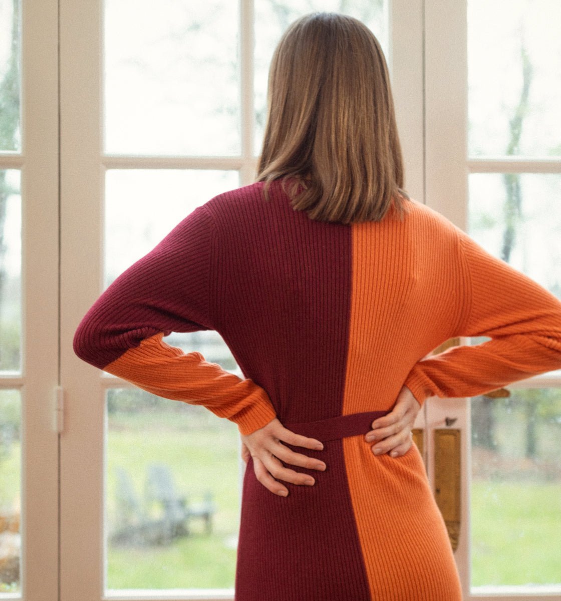Découvrez notre robe pull femme en laine et cachemire, l'incarnation parfaite du confort et du style. Confectionnée avec des matériaux de haute qualité, cette robe douce et chaude est idéale pour les journées fraîches. Son design moderne et élégant en fait une pièce incontournable, parfaite pour un look décontracté ou habillé. Adoptez l'élégance intemporelle avec notre robe pull, reflet du savoir-faire français. Transformez votre garde-robe avec ce vêtement chic qui allie confort et sophistication.