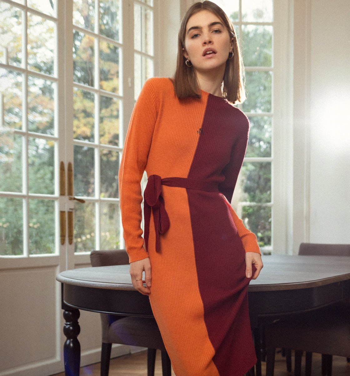 Découvrez notre robe pull femme en laine et cachemire, l'incarnation parfaite du confort et du style. Confectionnée avec des matériaux de haute qualité, cette robe douce et chaude est idéale pour les journées fraîches. Son design moderne et élégant en fait une pièce incontournable, parfaite pour un look décontracté ou habillé. Adoptez l'élégance intemporelle avec notre robe pull, reflet du savoir-faire français. Transformez votre garde-robe avec ce vêtement chic qui allie confort et sophistication.