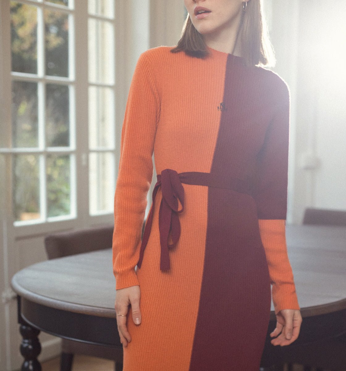Découvrez notre robe pull femme en laine et cachemire, l'incarnation parfaite du confort et du style. Confectionnée avec des matériaux de haute qualité, cette robe douce et chaude est idéale pour les journées fraîches. Son design moderne et élégant en fait une pièce incontournable, parfaite pour un look décontracté ou habillé. Adoptez l'élégance intemporelle avec notre robe pull, reflet du savoir-faire français. Transformez votre garde-robe avec ce vêtement chic qui allie confort et sophistication.