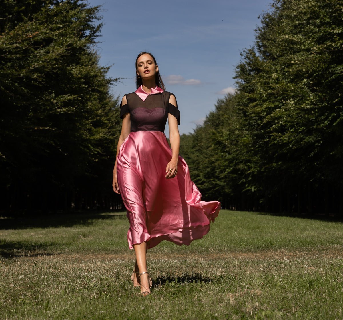 Découvrez la robe YADA, une création de créateur luxe en 100 % soie. Avec son design couture et sa transparence délicate, cette robe de soirée offre une allure irrésistible et glamour. Parfaite pour mettre en valeur votre silhouette tout en garantissant un confort optimal, la robe YADA est idéale pour briller lors d'événements spéciaux. Optez pour l'élégance ultime avec cette pièce haut de gamme, reflet du savoir-faire français de SLYDOXA.
