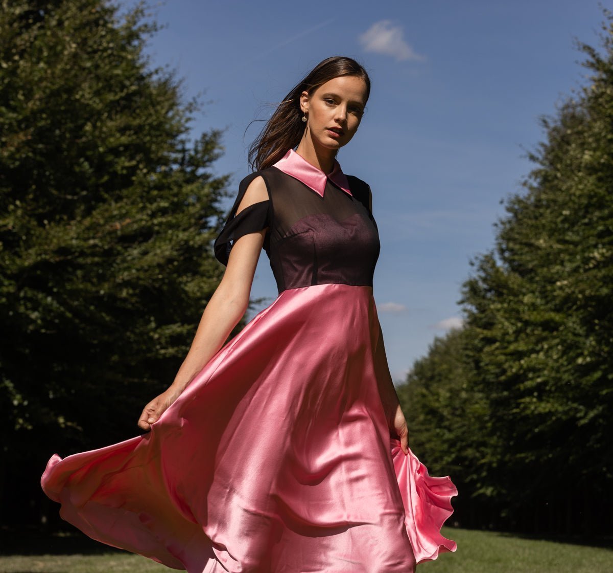 Découvrez la robe YADA, une création de créateur luxe en 100 % soie. Avec son design couture et sa transparence délicate, cette robe de soirée offre une allure irrésistible et glamour. Parfaite pour mettre en valeur votre silhouette tout en garantissant un confort optimal, la robe YADA est idéale pour briller lors d'événements spéciaux. Optez pour l'élégance ultime avec cette pièce haut de gamme, reflet du savoir-faire français de SLYDOXA.