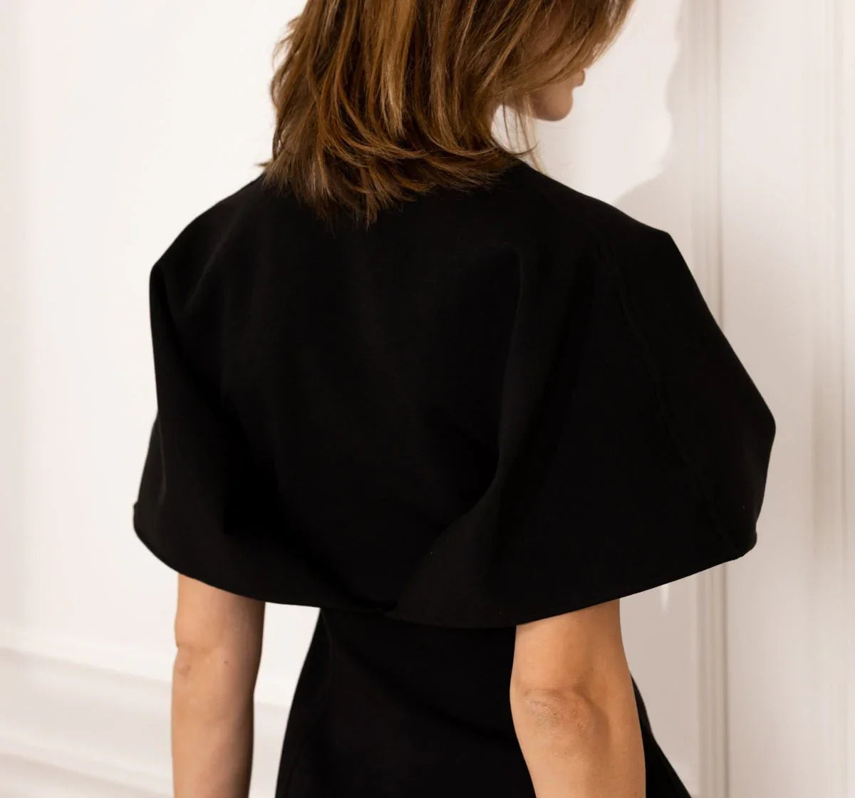 SLYDOXA Top Luxe MELA - Noir
Élégance et Modernité au Service de Votre Silhouette
Découvrez le top noir MELA, une pièce intemporelle en Jersey double face qui allie chic et sophistication. Doté d'un zip sur le devant, ce haut unique crée un effet corset flatteur, mettant en valeur votre silhouette avec élégance et simplicité.