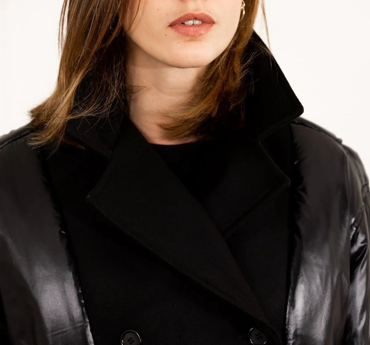 Découvrez la veste doudoune femme SLYDOXA, un incontournable alliant élégance et confort. En laine et nylon de haute qualité, cette doudoune vous offre une isolation optimale pour affronter les frimas de l’hiver tout en garantissant un style chic et contemporain. Fabriquée en France, elle met en avant notre savoir-faire français et l'utilisation de matières nobles. Parfaite pour toutes les occasions, cette doudoune manteau est conçue pour vous garder bien au chaud tout en ajoutant une touche sophistiquée