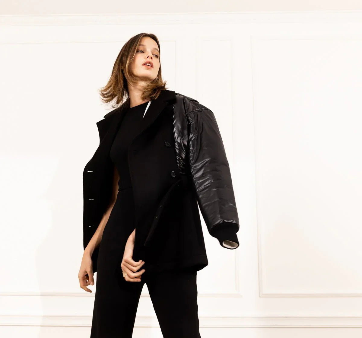 Découvrez la veste doudoune femme SLYDOXA, un incontournable alliant élégance et confort. En laine et nylon de haute qualité, cette doudoune vous offre une isolation optimale pour affronter les frimas de l’hiver tout en garantissant un style chic et contemporain. Fabriquée en France, elle met en avant notre savoir-faire français et l'utilisation de matières nobles. Parfaite pour toutes les occasions, cette doudoune manteau est conçue pour vous garder bien au chaud tout en ajoutant une touche sophistiquée