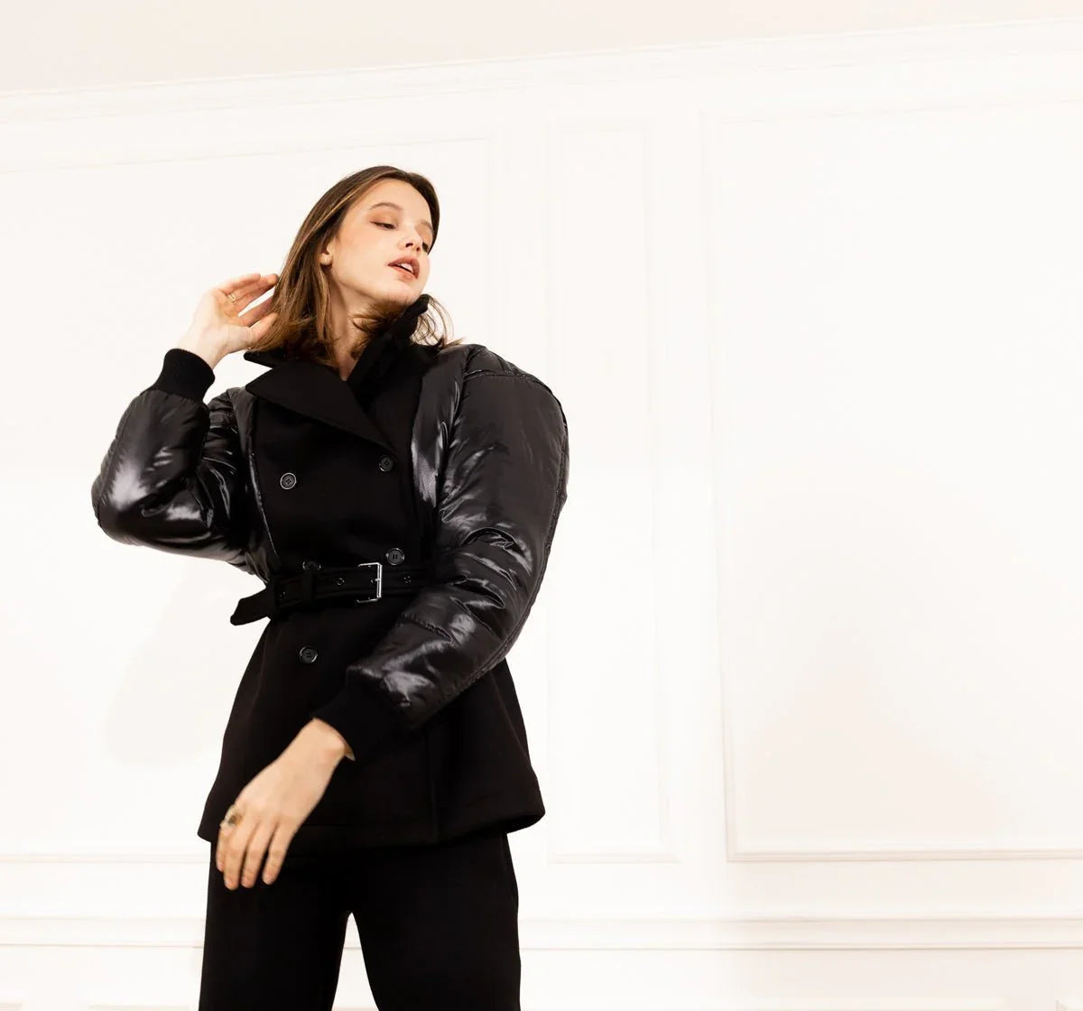 Découvrez la veste doudoune femme SLYDOXA, un incontournable alliant élégance et confort. En laine et nylon de haute qualité, cette doudoune vous offre une isolation optimale pour affronter les frimas de l’hiver tout en garantissant un style chic et contemporain. Fabriquée en France, elle met en avant notre savoir-faire français et l'utilisation de matières nobles. Parfaite pour toutes les occasions, cette doudoune manteau est conçue pour vous garder bien au chaud tout en ajoutant une touche sophistiquée