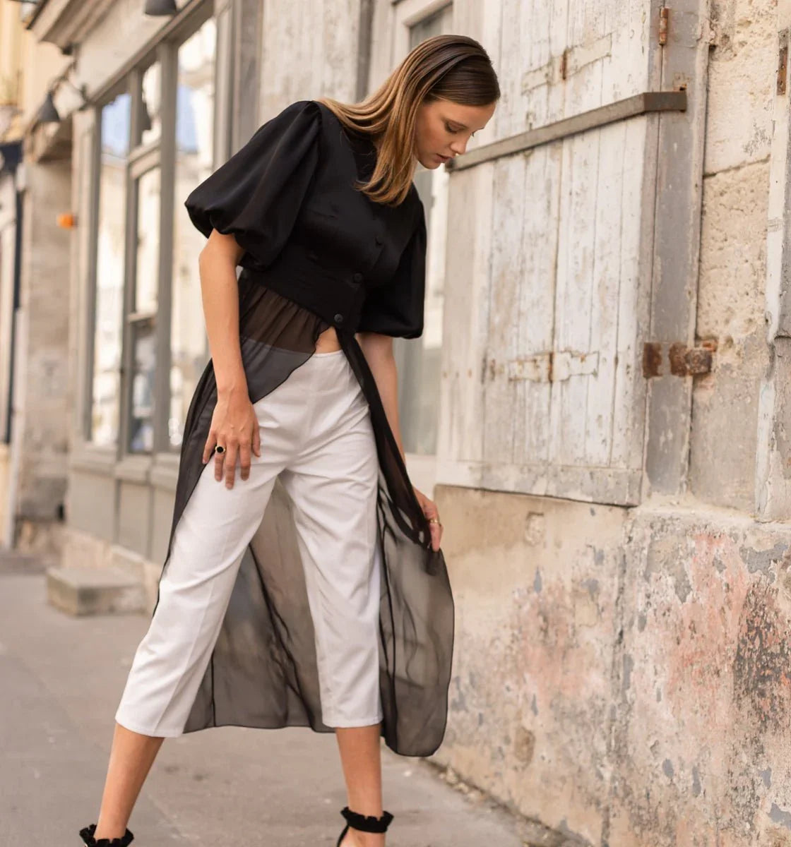 Chemise Tunique Luxe ERGON
Une Épitomé de Féminité et d'Élégance
Découvrez la chemise tunique de créateur luxe ERGON, une pièce incontournable qui célèbre la féminité sous toutes ses formes. Avec sa teinte noir intemporelle, cette tunique allie sophistication et confort. Confectionnée en France, elle se distingue par son mélange de matières raffiné, mettant en avant une fusion parfaite entre mode contemporaine et élégance intemporelle. Crêpe de Satin & Georgette de Soie