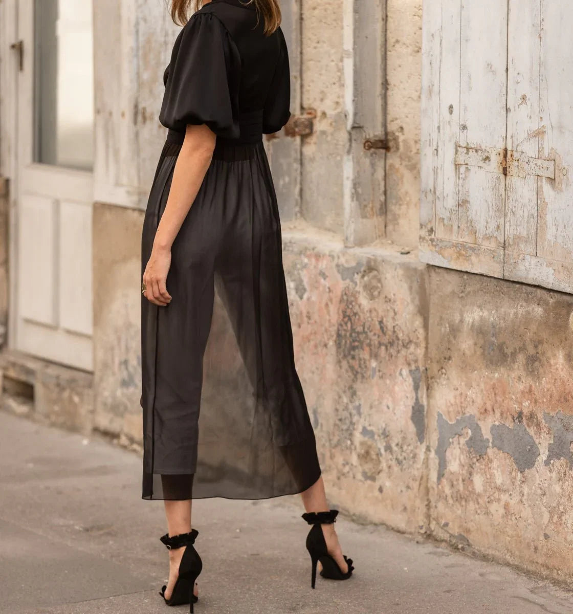 Chemise Tunique Luxe ERGON
Une Épitomé de Féminité et d'Élégance
Découvrez la chemise tunique de créateur luxe ERGON, une pièce incontournable qui célèbre la féminité sous toutes ses formes. Avec sa teinte noir intemporelle, cette tunique allie sophistication et confort. Confectionnée en France, elle se distingue par son mélange de matières raffiné, mettant en avant une fusion parfaite entre mode contemporaine et élégance intemporelle. Crêpe de Satin & Georgette de Soie