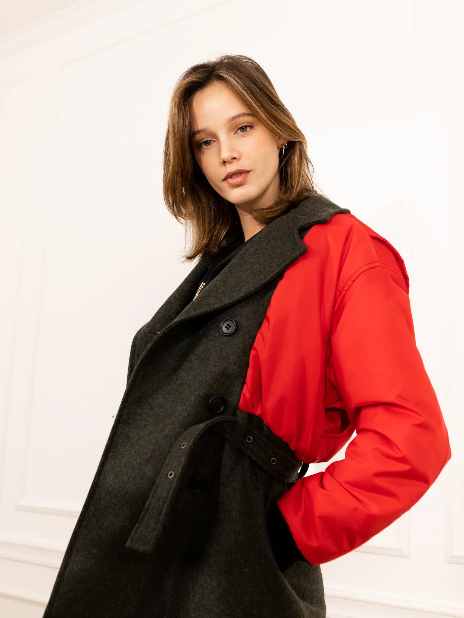 Découvrez la veste doudoune femme SLYDOXA, un incontournable alliant élégance et confort. En laine et parka de haute qualité, cette doudoune vous offre une isolation optimale pour affronter les frimas de l’hiver tout en garantissant un style chic et contemporain. Fabriquée en France, elle met en avant notre savoir-faire français et l'utilisation de matières nobles. Parfaite pour toutes les occasions, cette doudoune manteau est conçue pour vous garder bien au chaud tout en ajoutant une touche sophistiquée