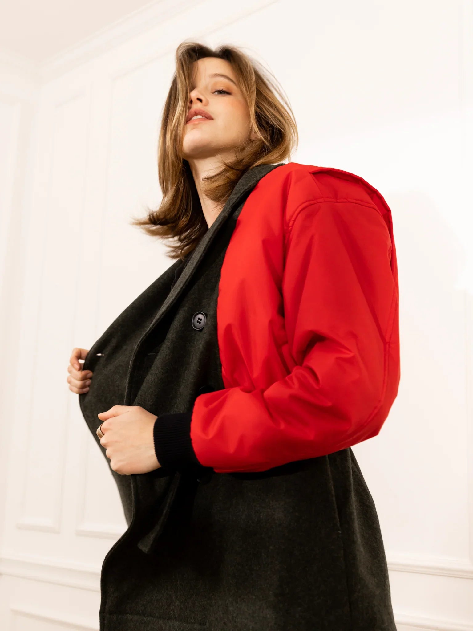 Découvrez la veste doudoune femme SLYDOXA, un incontournable alliant élégance et confort. En laine et parka de haute qualité, cette doudoune vous offre une isolation optimale pour affronter les frimas de l’hiver tout en garantissant un style chic et contemporain. Fabriquée en France, elle met en avant notre savoir-faire français et l'utilisation de matières nobles. Parfaite pour toutes les occasions, cette doudoune manteau est conçue pour vous garder bien au chaud tout en ajoutant une touche sophistiquée