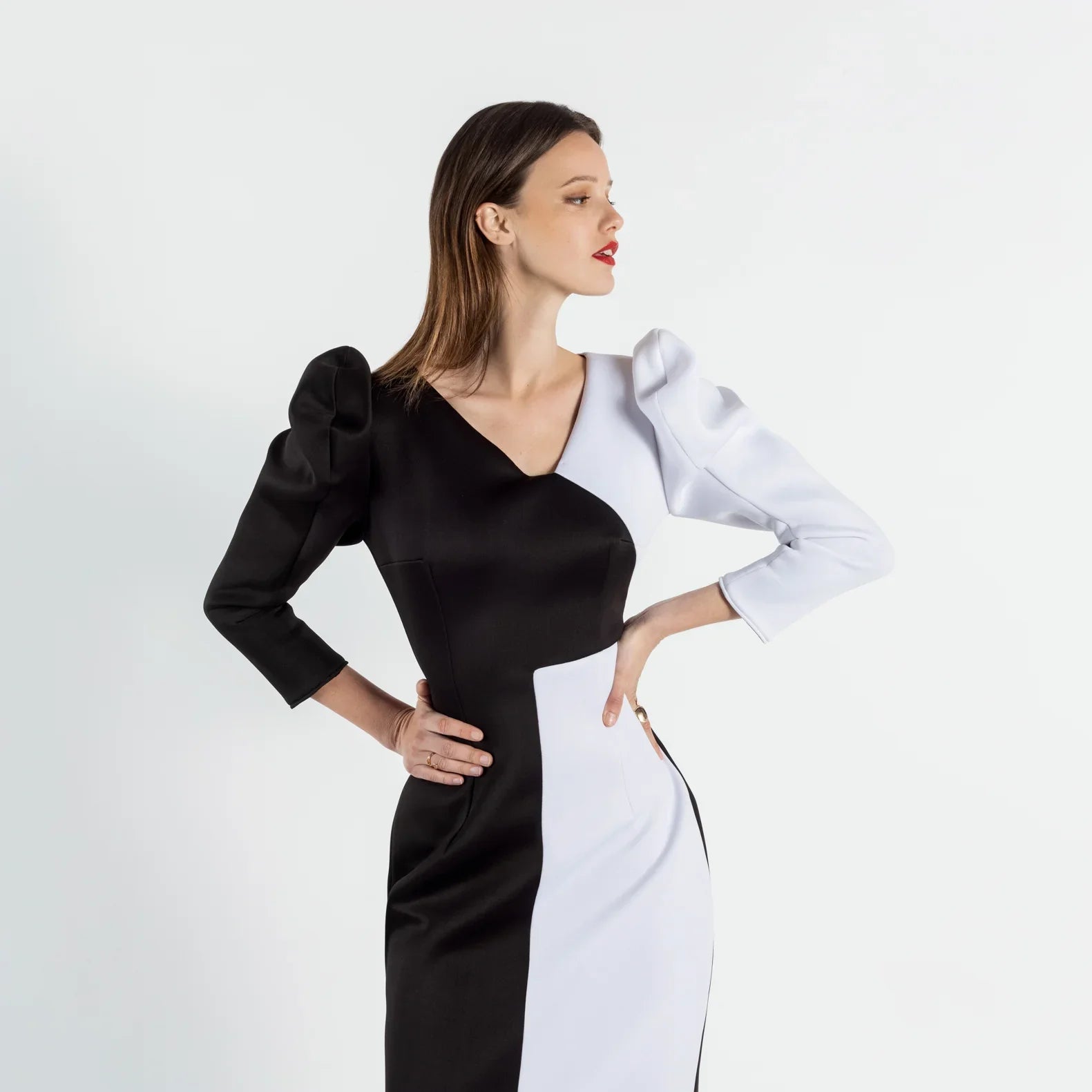 Découvrez la robe CHEZEP de SLYDOXA, une création de luxe qui incarne l'élégance et le chic intemporel. Confectionnée en néoprène, cette robe noir et blanc à manches longues est parfaite pour toutes vos occasions spéciales. Avec sa coupe raffinée et sa simplicité sophistiquée, la robe CHEZEP apporte une touche de luxe à votre garde-robe