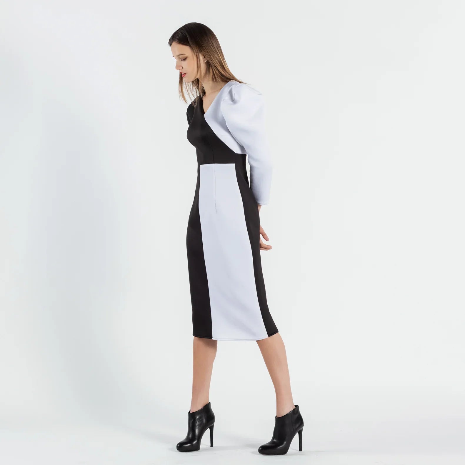 Découvrez la robe CHEZEP de SLYDOXA, une création de luxe qui incarne l'élégance et le chic intemporel. Confectionnée en néoprène, cette robe noir et blanc à manches longues est parfaite pour toutes vos occasions spéciales. Avec sa coupe raffinée et sa simplicité sophistiquée, la robe CHEZEP apporte une touche de luxe à votre garde-robe