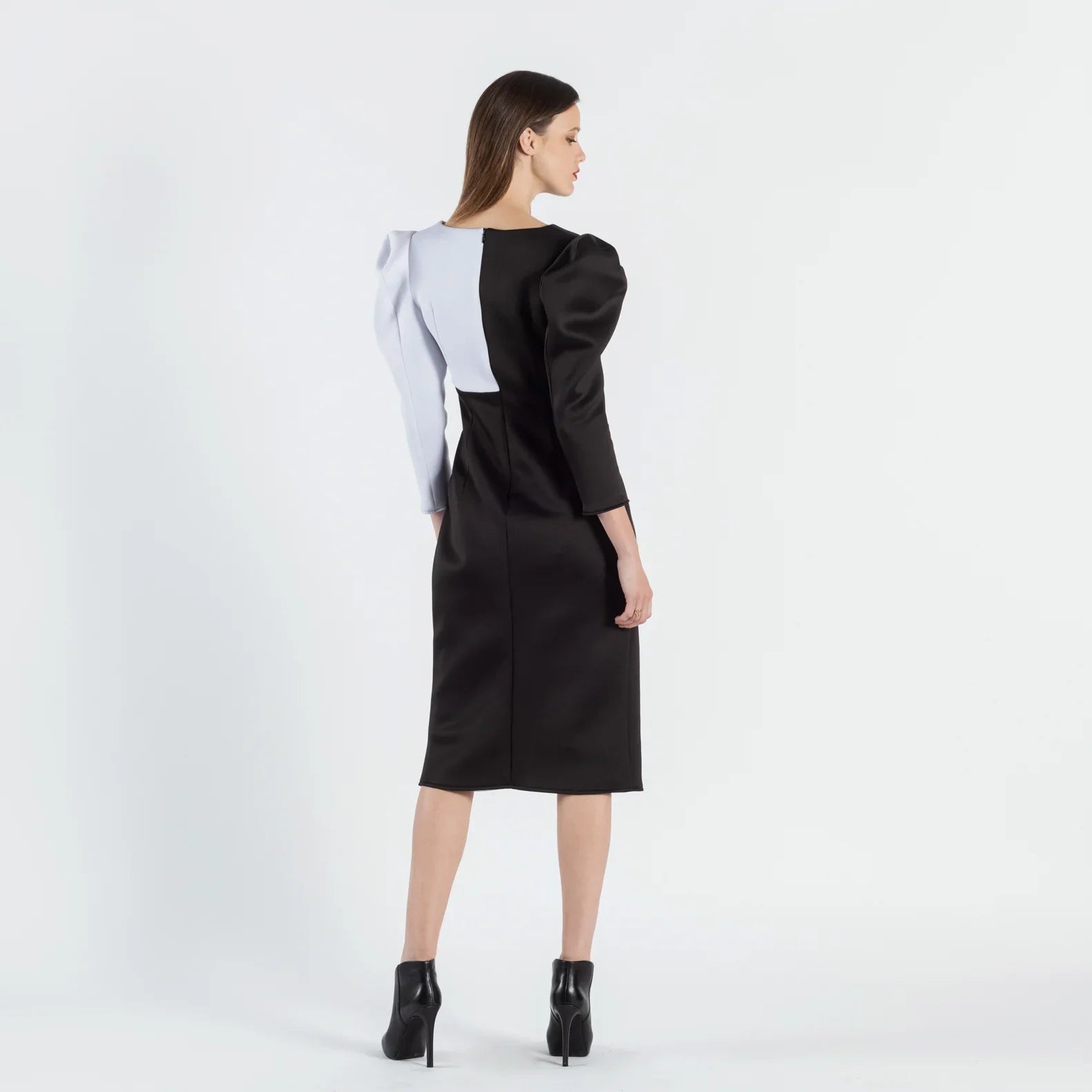 Découvrez la robe CHEZEP de SLYDOXA, une création de luxe qui incarne l'élégance et le chic intemporel. Confectionnée en néoprène, cette robe noir et blanc à manches longues est parfaite pour toutes vos occasions spéciales. Avec sa coupe raffinée et sa simplicité sophistiquée, la robe CHEZEP apporte une touche de luxe à votre garde-robe