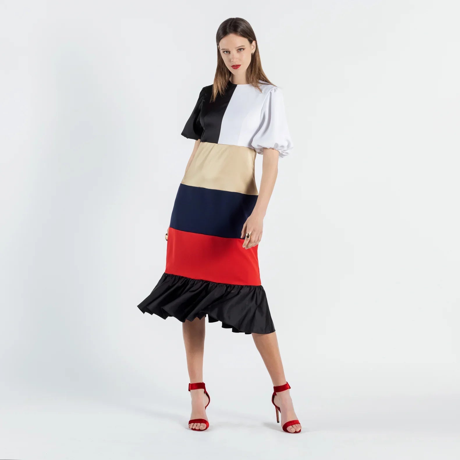 Robe Habillée ECTER - Élégance Intemporelle et Vibrante
Découvrez la robe cocktail ECTER, conçue pour la femme active qui recherche un style intemporel et coloré. Cette pièce unique met en valeur votre féminité tout en affirmant votre singularité. Fabriquée en France, vous avez l'assurance d'une robe en série limitée, voire unique.