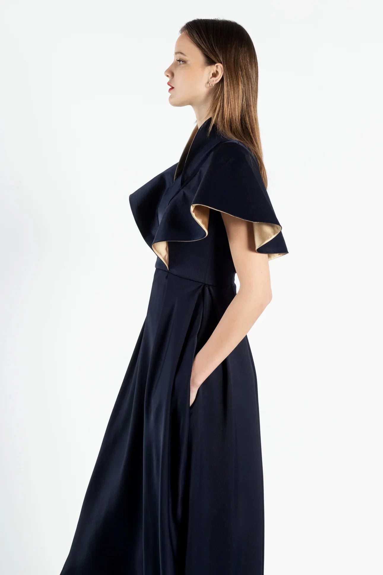 Robe Couture Noomiy - Élégance et Glamour
Découvrez notre robe habillée couture Noomiy, une pièce qui incarne le luxe féminin avec une touche très glamour. Cette robe majestueuse, inspirée de l'architecture baroque et néo-classique du château de Versailles, présente une teinte bleue marine évoquant la toiture en ardoise du Château, tandis que son revers rappelle les dorures omniprésentes à Versailles. Vous serez radieuse lors d'une soirée, d'une cérémonie ou d'un gala dans cette création unique