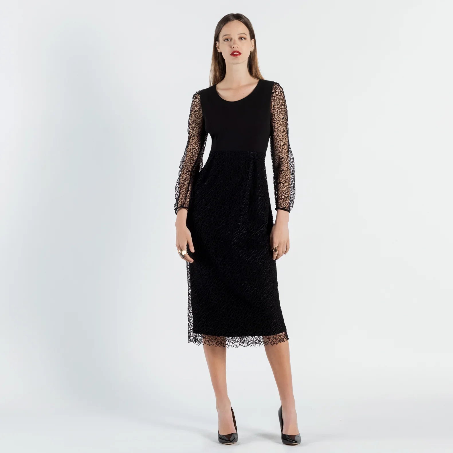 Découvrez la robe DORCAS de SLYDOXA, une pièce maîtresse du luxe. Cette robe noire à manches longues, confectionnée en crêpe et en dentelle Spider, incarne le chic et l'élégance. Sa coupe simple mais raffinée en fait le choix parfait pour des occasions spéciales comme des soirées, mariages ou cocktails.
Ajoutez cette magnifique robe à votre garde-robe