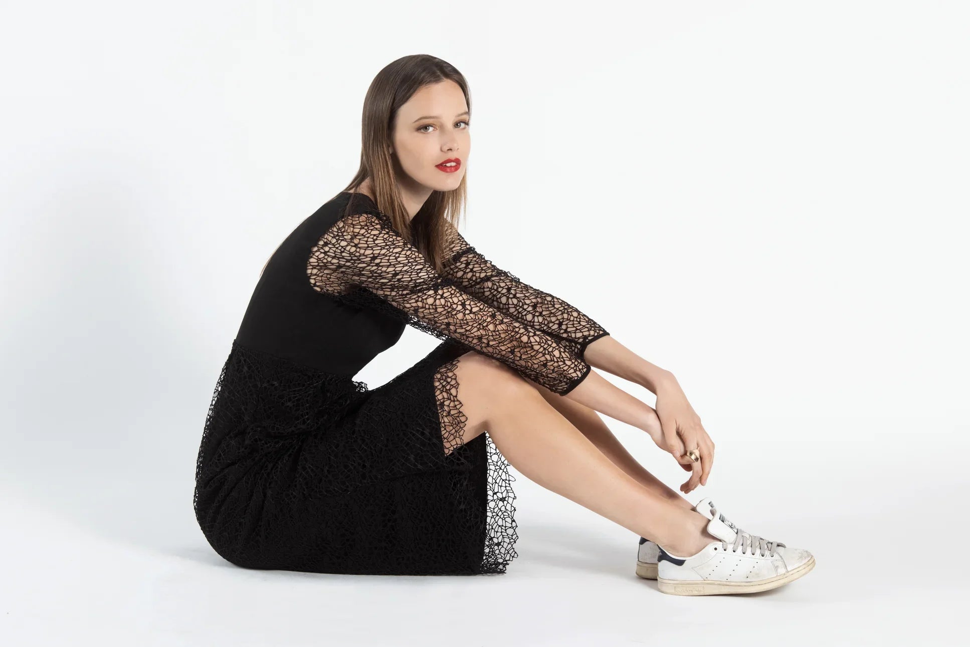 Découvrez la robe DORCAS de SLYDOXA, une pièce maîtresse du luxe. Cette robe noire à manches longues, confectionnée en crêpe et en dentelle Spider, incarne le chic et l'élégance. Sa coupe simple mais raffinée en fait le choix parfait pour des occasions spéciales comme des soirées, mariages ou cocktails.
Ajoutez cette magnifique robe à votre garde-robe