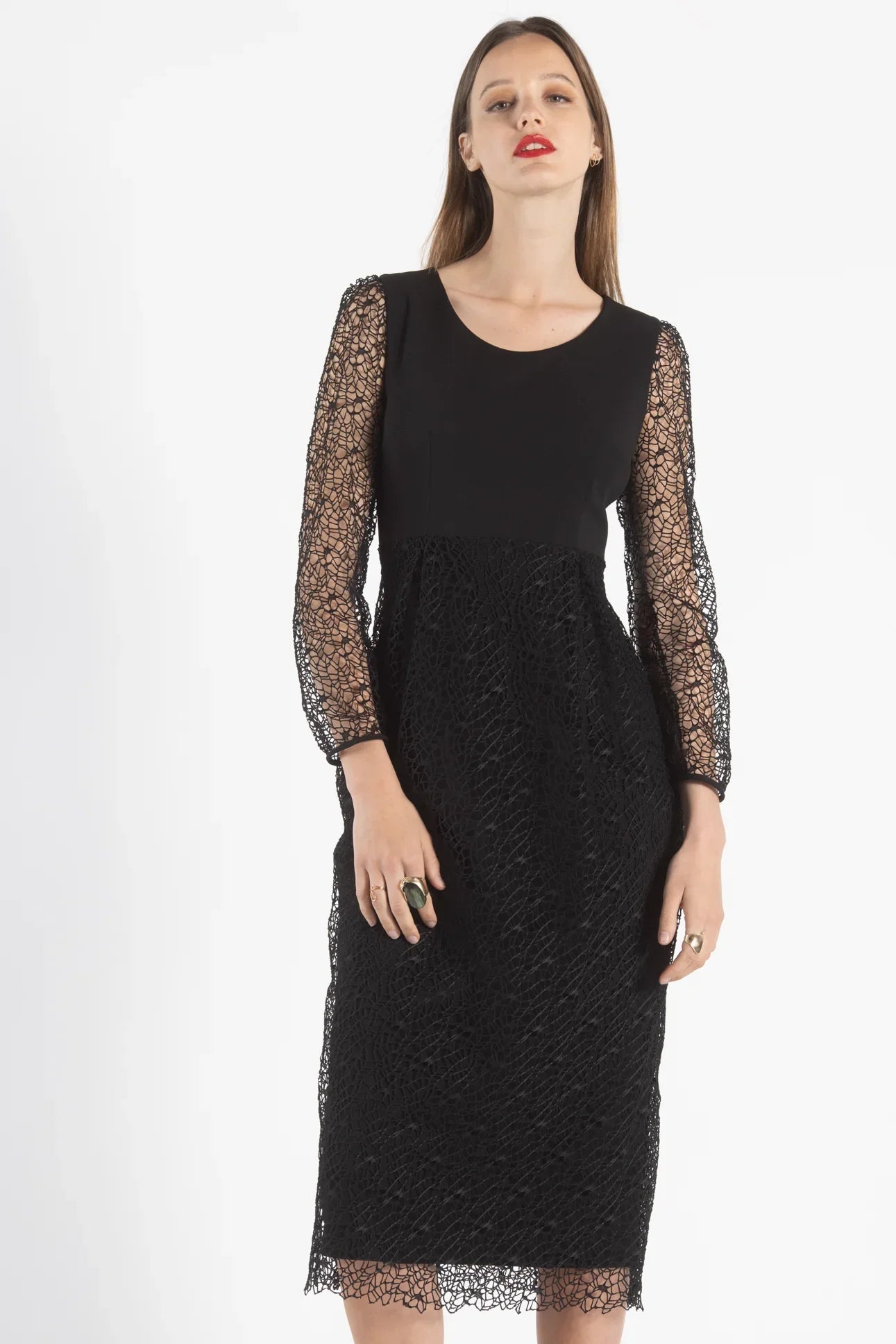 Découvrez la robe DORCAS de SLYDOXA, une pièce maîtresse du luxe. Cette robe noire à manches longues, confectionnée en crêpe et en dentelle Spider, incarne le chic et l'élégance. Sa coupe simple mais raffinée en fait le choix parfait pour des occasions spéciales comme des soirées, mariages ou cocktails.
Ajoutez cette magnifique robe à votre garde-robe