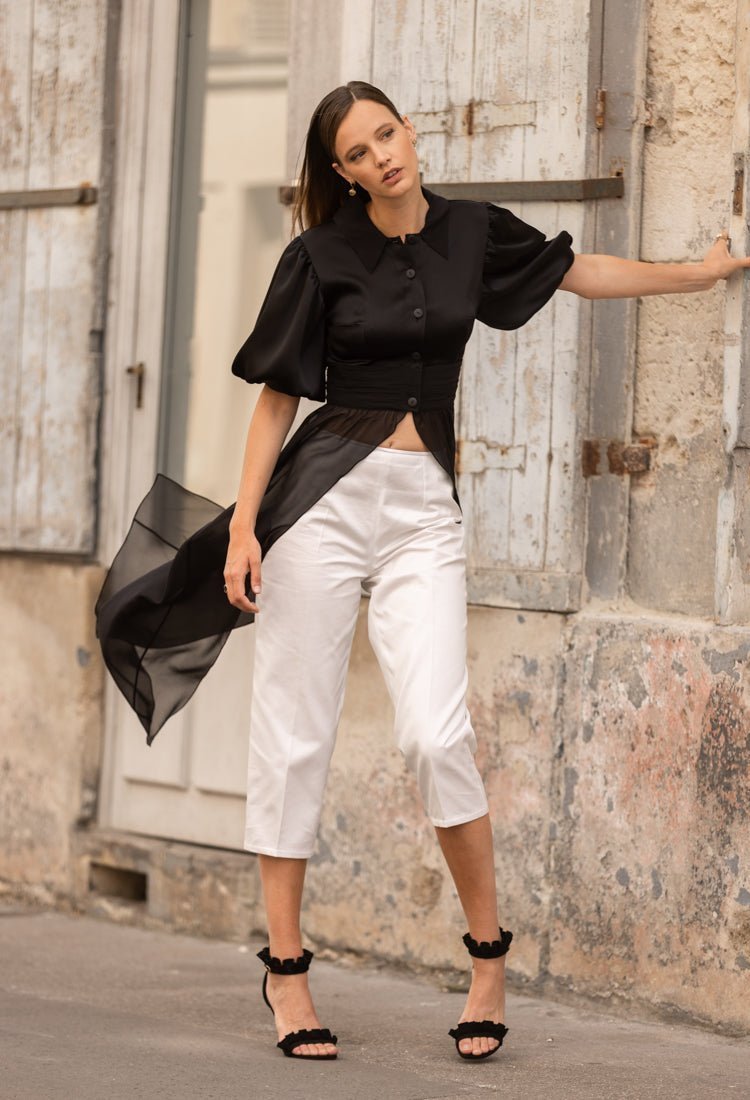 Chemise Tunique Luxe ERGON
Une Épitomé de Féminité et d'Élégance
Découvrez la chemise tunique de créateur luxe ERGON, une pièce incontournable qui célèbre la féminité sous toutes ses formes. Avec sa teinte noir intemporelle, cette tunique allie sophistication et confort. Confectionnée en France, elle se distingue par son mélange de matières raffiné, mettant en avant une fusion parfaite entre mode contemporaine et élégance intemporelle. Crêpe de Satin & Georgette de Soie