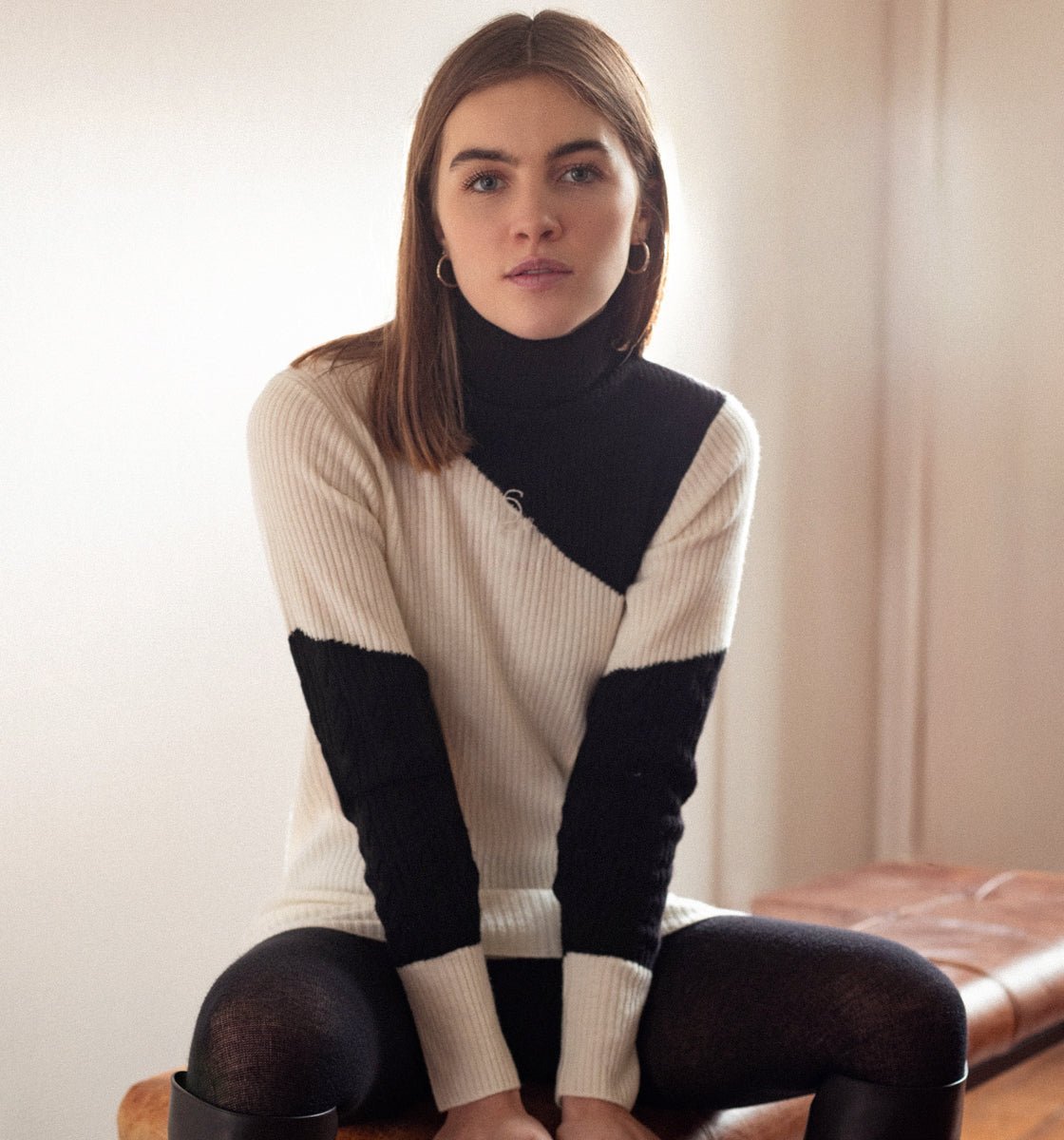 Découvrez notre pull bicolore femme en laine et cachemire, alliant confort et style à la perfection. Fabriqué avec des matériaux de haute qualité, ce pull doux et chaleureux est idéal pour les journées fraîches. Son design élégant et moderne en fait une pièce essentielle pour toutes les occasions, que ce soit au bureau ou lors d'une sortie décontractée. Optez pour l'élégance intemporelle avec notre pull bicolore, véritable expression du savoir-faire français