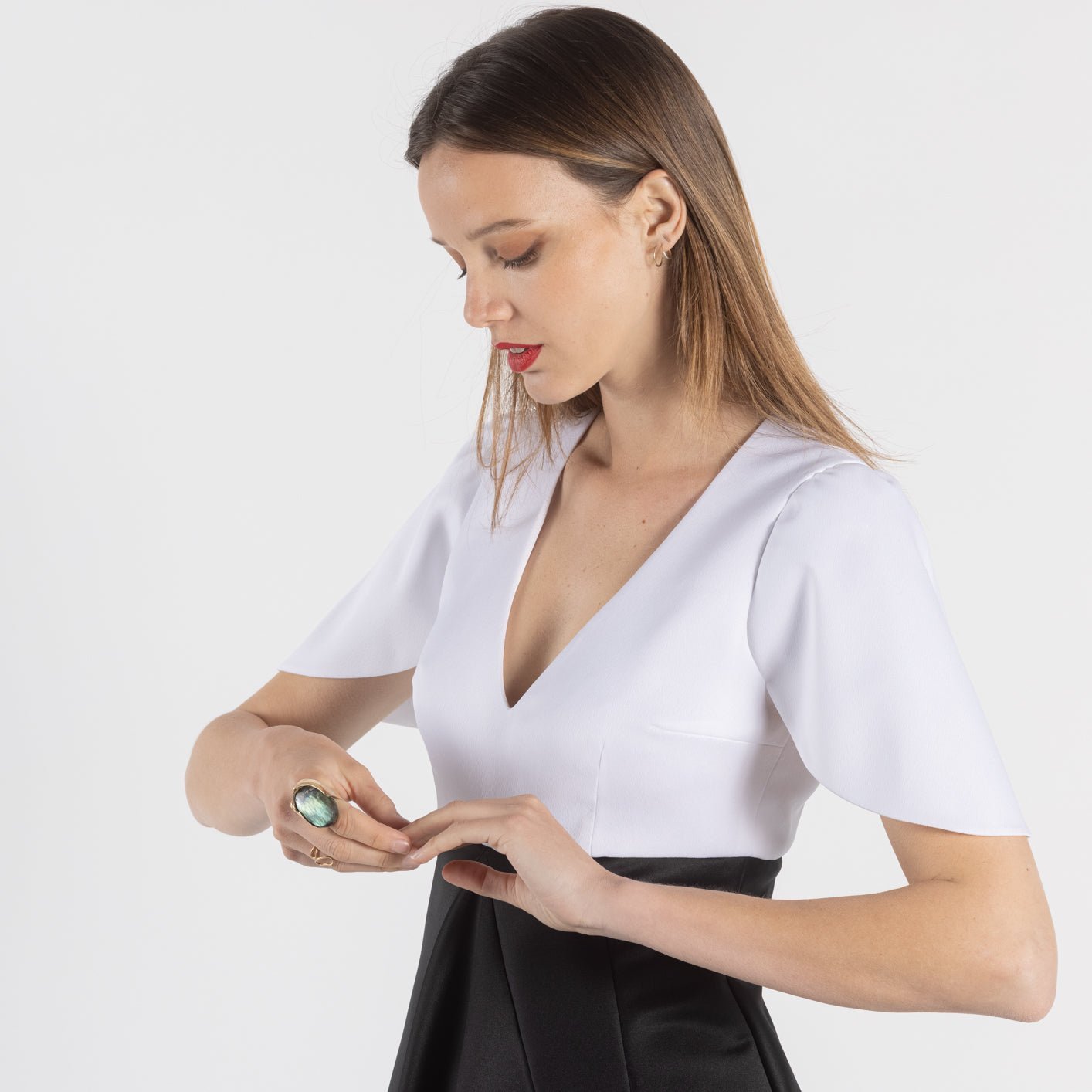 Adoptez la robe longue ANNE en crêpe de satin noir et blanc, idéale pour toutes les occasions. Que ce soit pour un cocktail, une soirée chic ou un mariage, cette robe de créateur allie style et confort. Avec son design raffiné, vous serez rayonnante et prête à faire sensation à chaque événement. Ajoutez une touche de luxe à votre garde-robe avec la robe ANNE !
