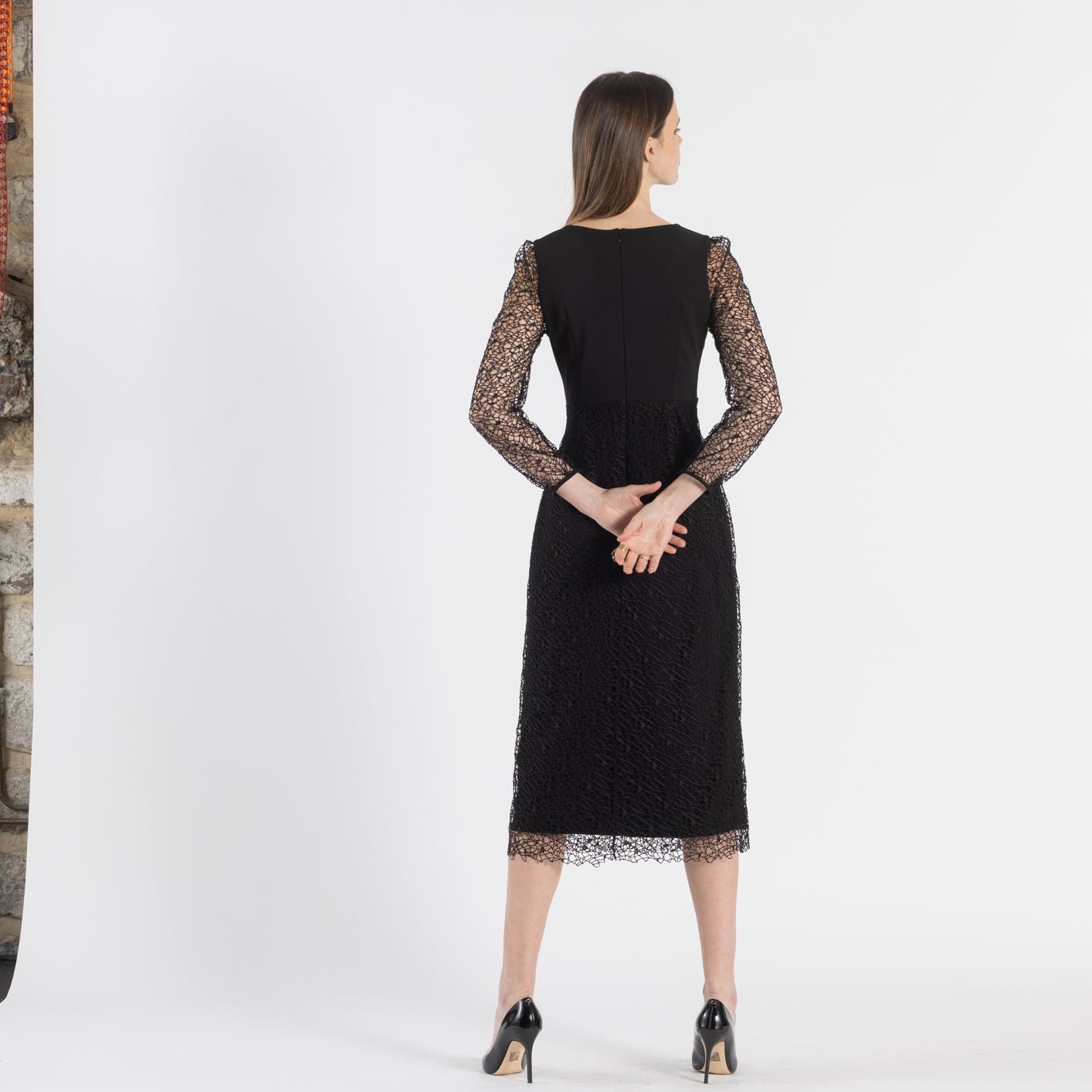 Découvrez la robe DORCAS de SLYDOXA, une pièce maîtresse du luxe. Cette robe noire à manches longues, confectionnée en crêpe et en dentelle Spider, incarne le chic et l'élégance. Sa coupe simple mais raffinée en fait le choix parfait pour des occasions spéciales comme des soirées, mariages ou cocktails.
Ajoutez cette magnifique robe à votre garde-robe 
