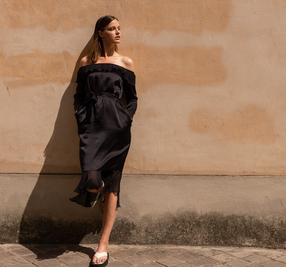 Robe NIFAL - Chic et Élégance en 100% Soie
Découvrez la robe de créateur luxe, une pièce qui incarne la simplicité chic. Confectionnée en 100% soie, son aspect soyeux et la transparence du crêpe Georgette lui confèrent une allure irrésistible. Parfaite pour vos petites sorties, cette robe allie raffinement et style intemporel.
