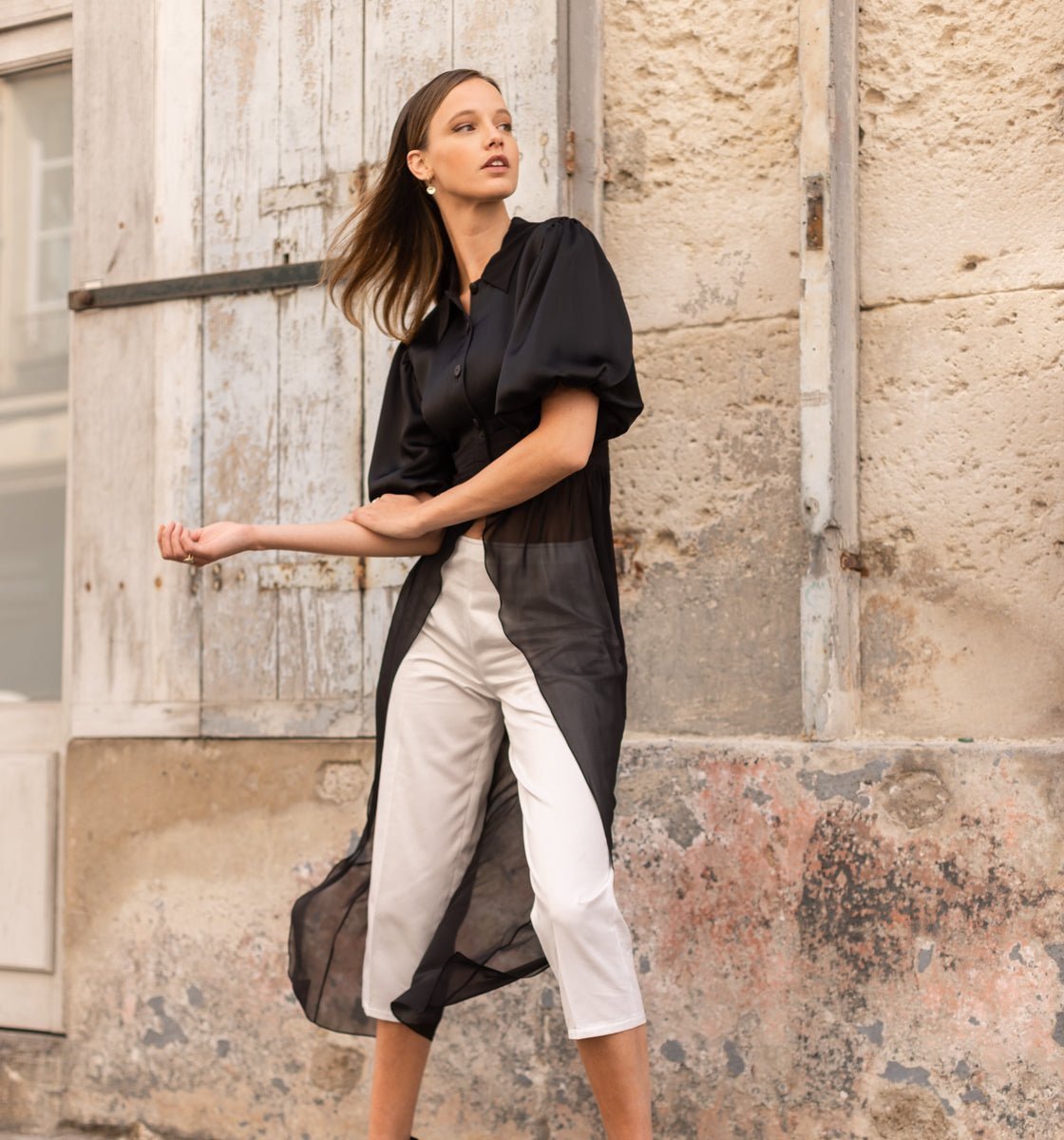 Chemise Tunique Luxe ERGON
Une Épitomé de Féminité et d'Élégance
Découvrez la chemise tunique de créateur luxe ERGON, une pièce incontournable qui célèbre la féminité sous toutes ses formes. Avec sa teinte noir intemporelle, cette tunique allie sophistication et confort. Confectionnée en France, elle se distingue par son mélange de matières raffiné, mettant en avant une fusion parfaite entre mode contemporaine et élégance intemporelle. Crêpe de Satin & Georgette de Soie
