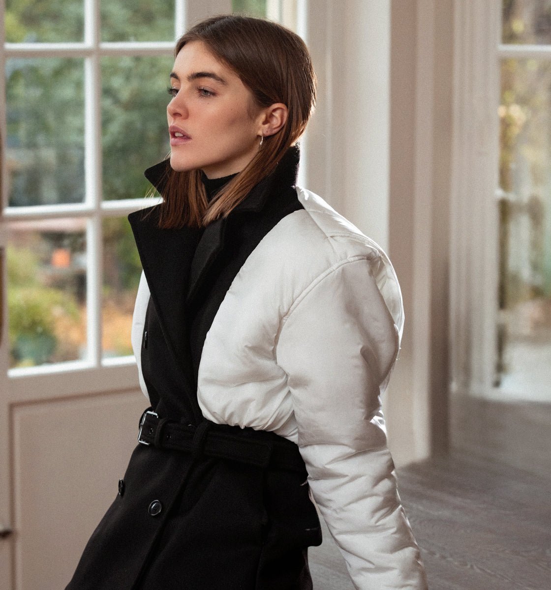 Découvrez la veste doudoune femme SLYDOXA, un incontournable alliant élégance et confort. En laine et nylon de haute qualité, cette doudoune vous offre une isolation optimale pour affronter les frimas de l’hiver tout en garantissant un style chic et contemporain. Fabriquée en France, elle met en avant notre savoir-faire français et l'utilisation de matières nobles. Parfaite pour toutes les occasions, cette doudoune manteau est conçue pour vous garder bien au chaud tout en ajoutant une touche sophistiquée